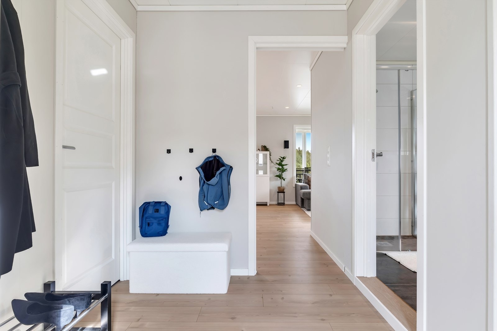 I gangen er det god plass til å sette fra seg sko og yttertøy Galleribilde