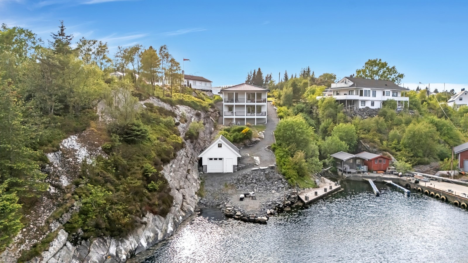 Til tross for sin idylliske beliggenhet har boligen en sentral plassering med kort vei til både skoler og barnehager Galleribilde