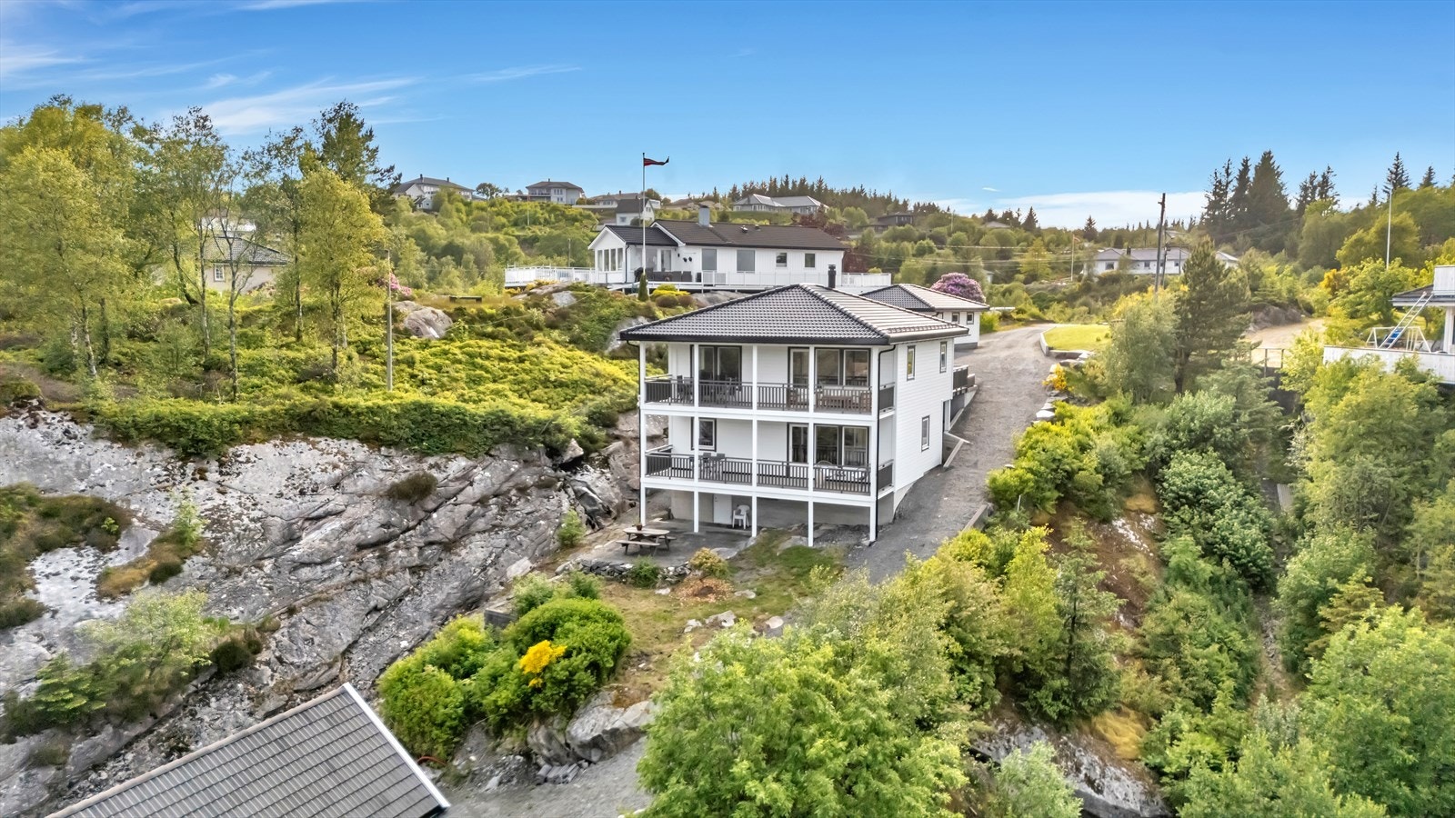 En flott og innholdsrik enebolig med fantastiske kvaliteter som egen strandlinje, dobbelgarasje og naust Galleribilde