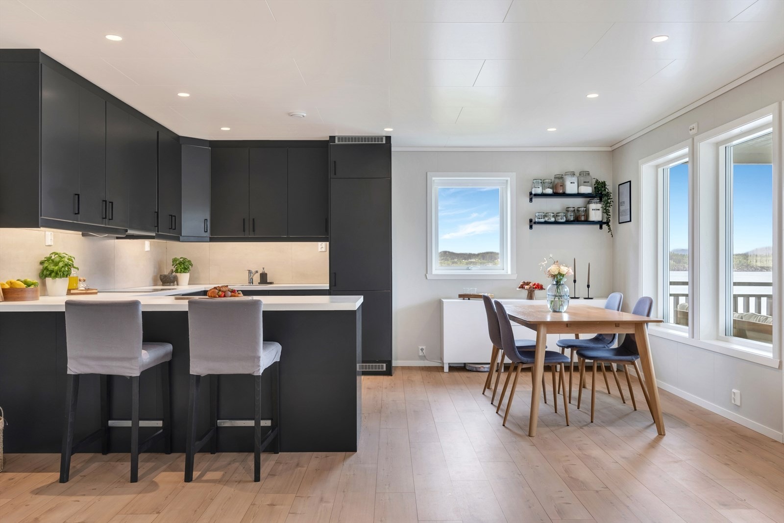 God plass til ønsket spisestuemøblement like ved kjøkkenet Galleribilde