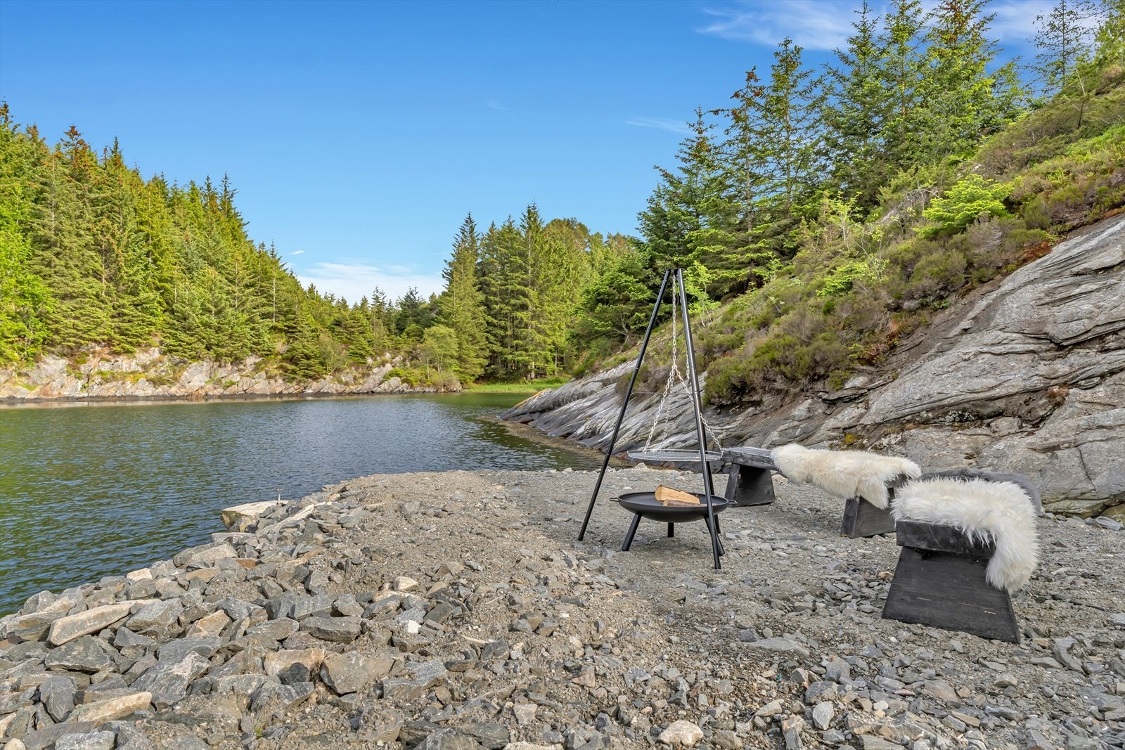 Koselig uteområdet nedenfor naustet Galleribilde