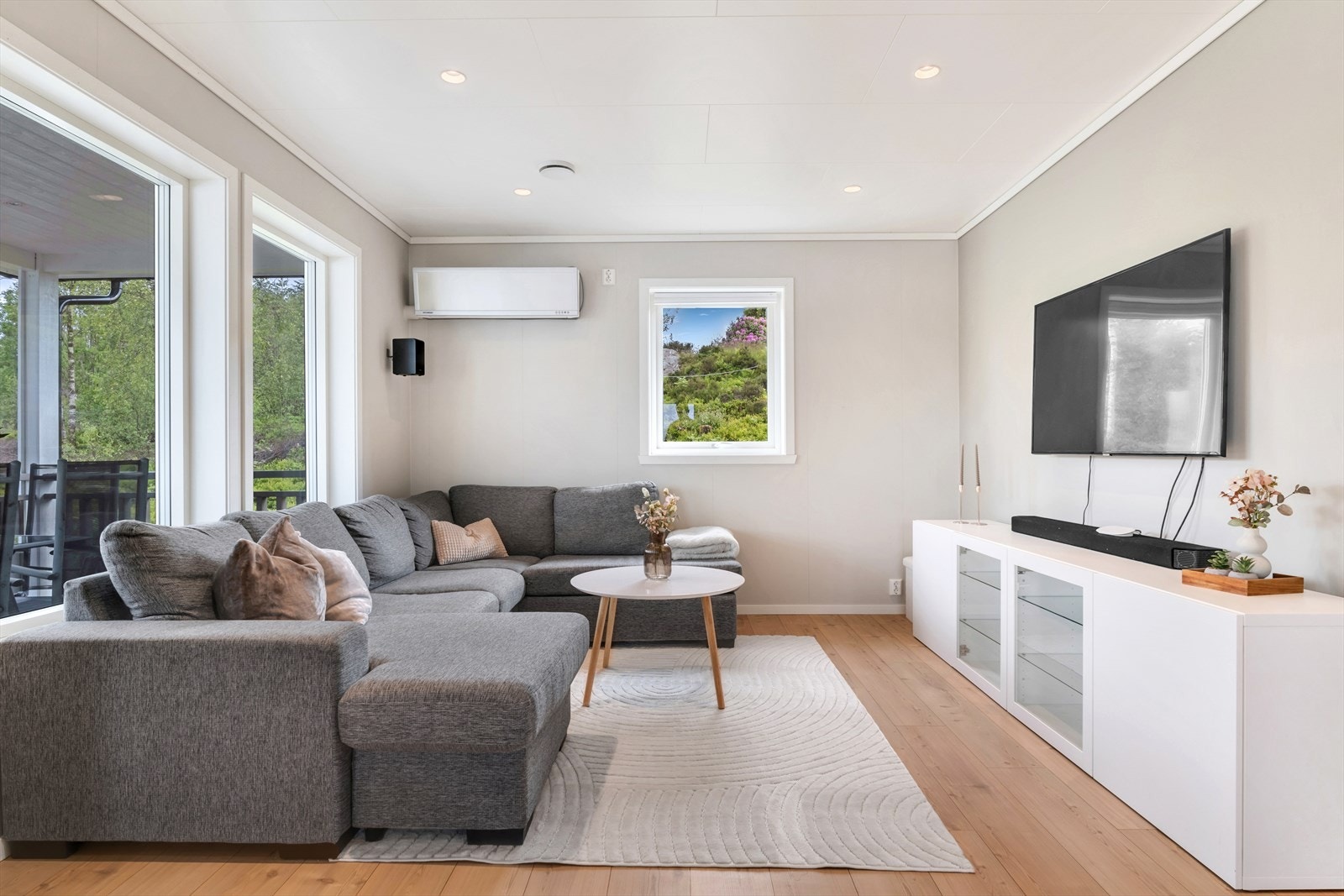 Lys og pen stue med godt med naturlig lysinnslipp Galleribilde