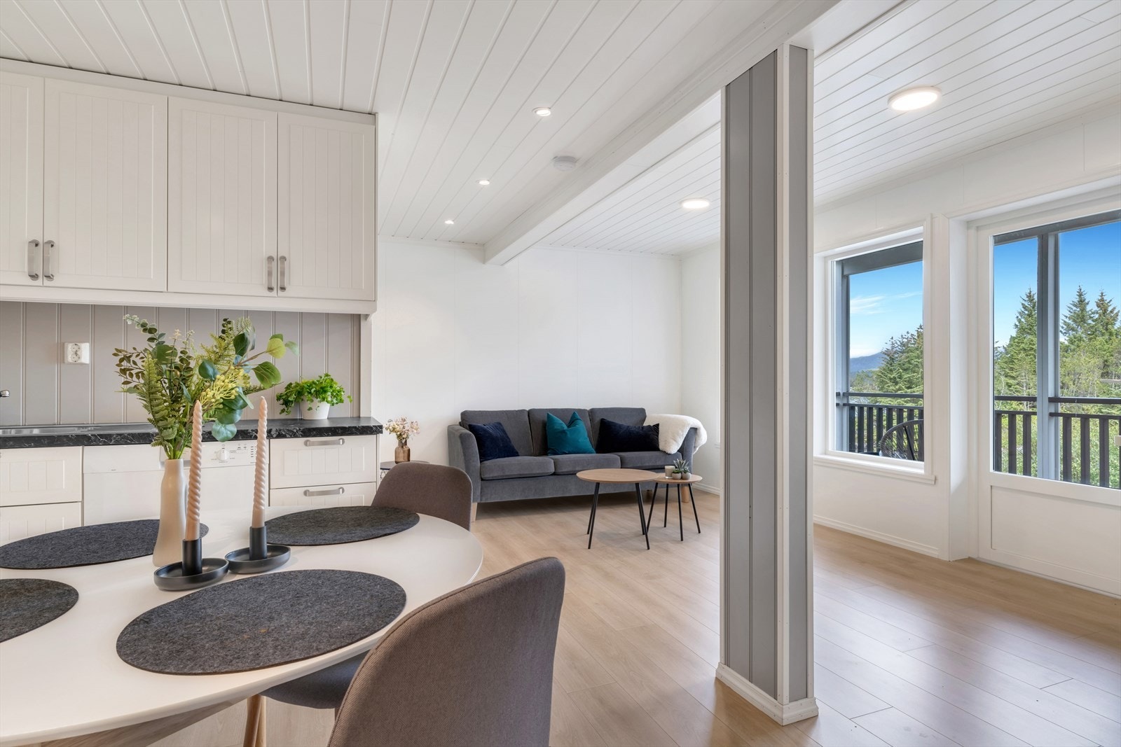 I underetasjen finner man også en åpen stue/kjøkken -løsning Galleribilde