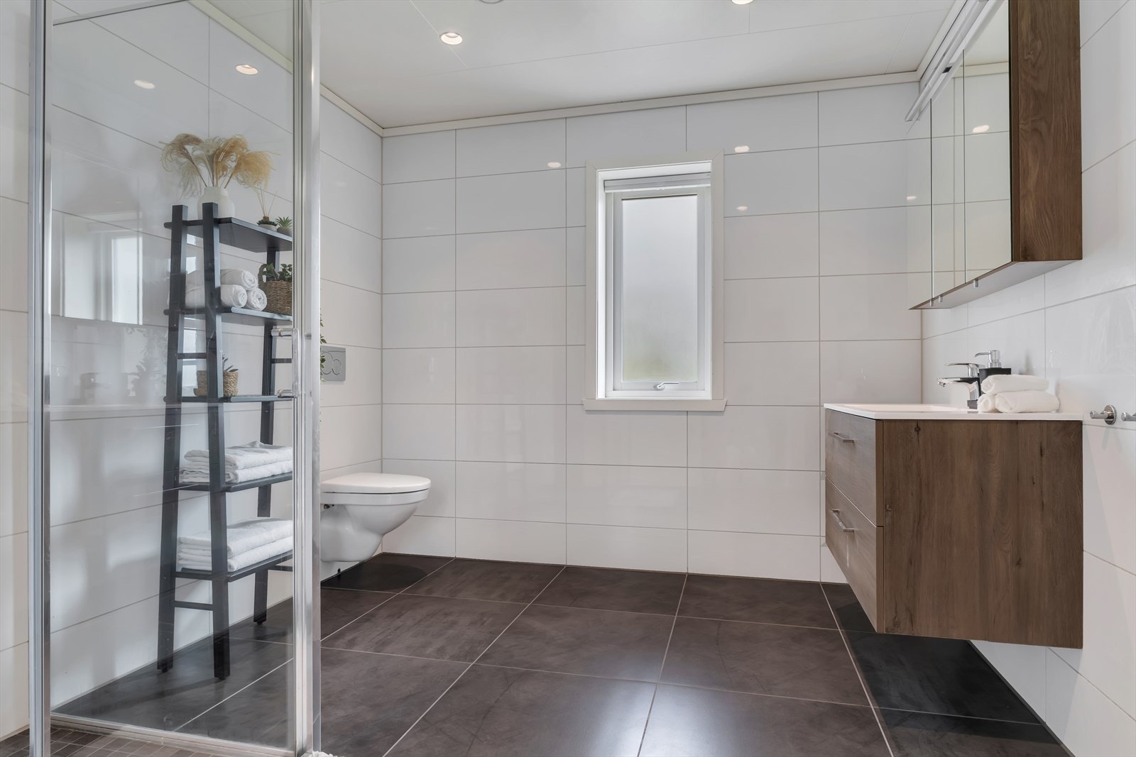 Helfliset bad i 1. etasje med varmekabler Galleribilde