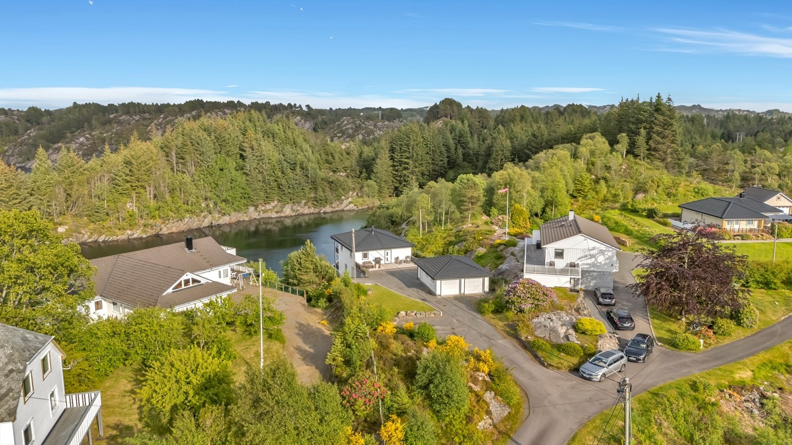 I tillegg er det kun 200 meter til nærmeste busstopp som kjører til Ravanger terminal eller Herdla Galleribilde