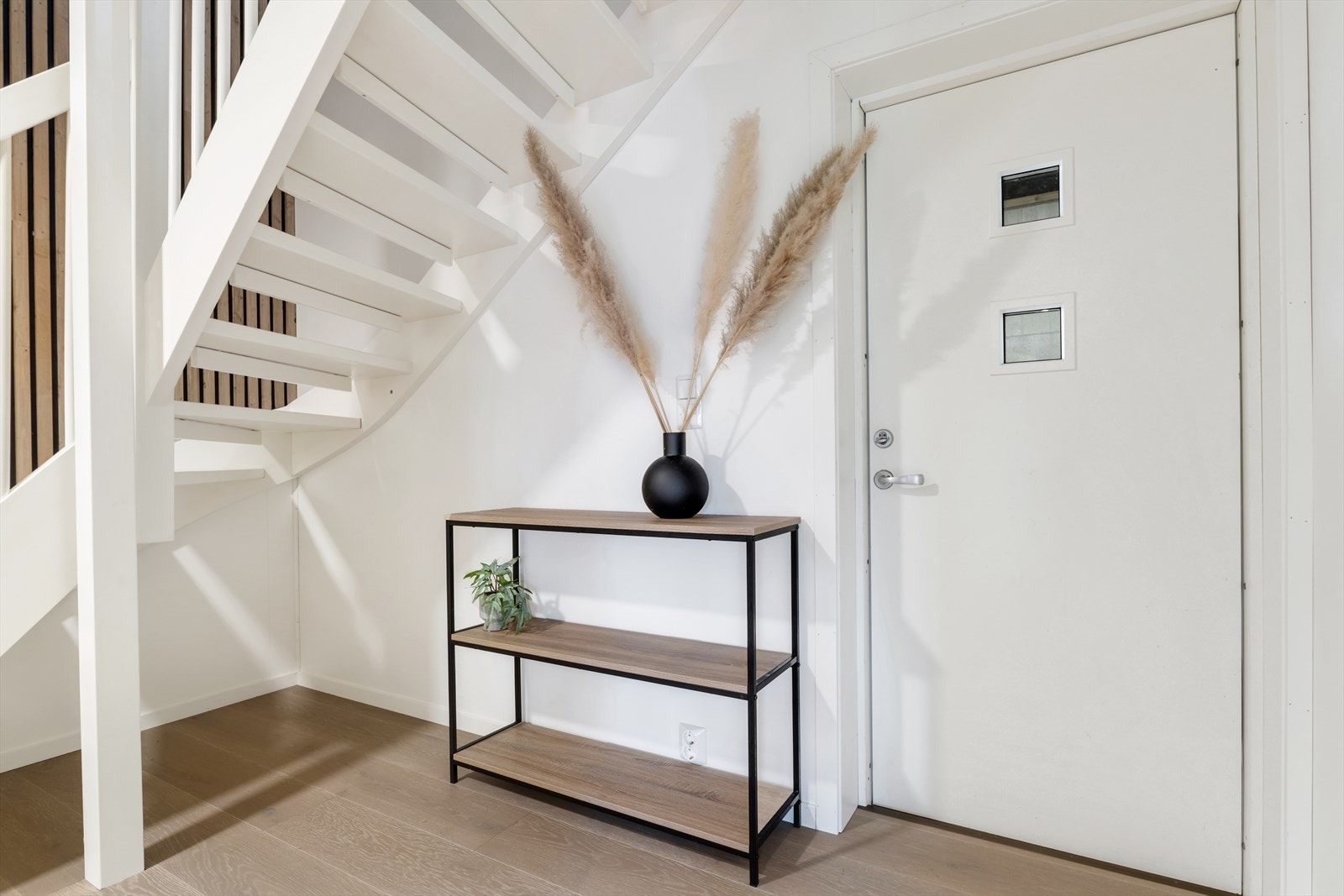 Plass til å sette fra seg sko og yttertøy for de som kommer inn nede Galleribilde