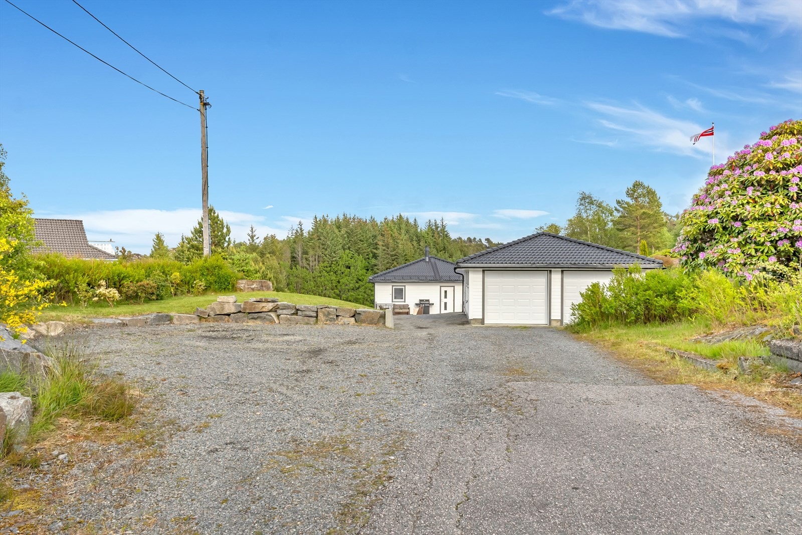 I tillegg er det godt med biloppstillingsplass utenfor garasjen Galleribilde