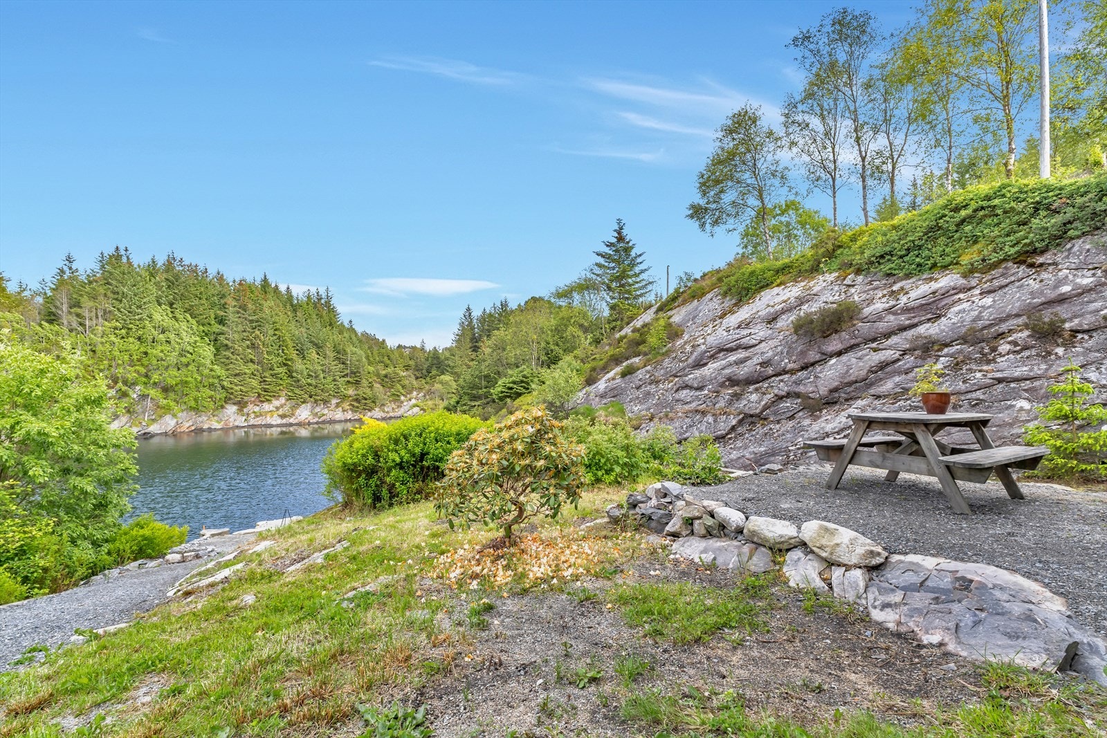 Herlig opparbeidet tomt med benkeplass nedenfor boligen Galleribilde