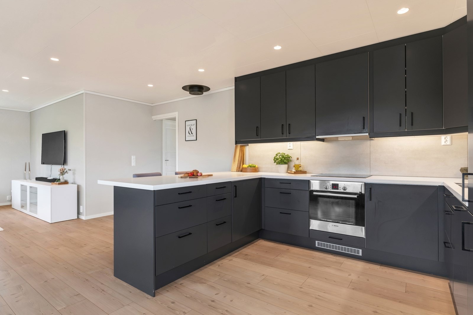 Veldig praktisk kjøkkenløsning med moderne kjøkkeninnredning og kjøkkenhalvøy Galleribilde