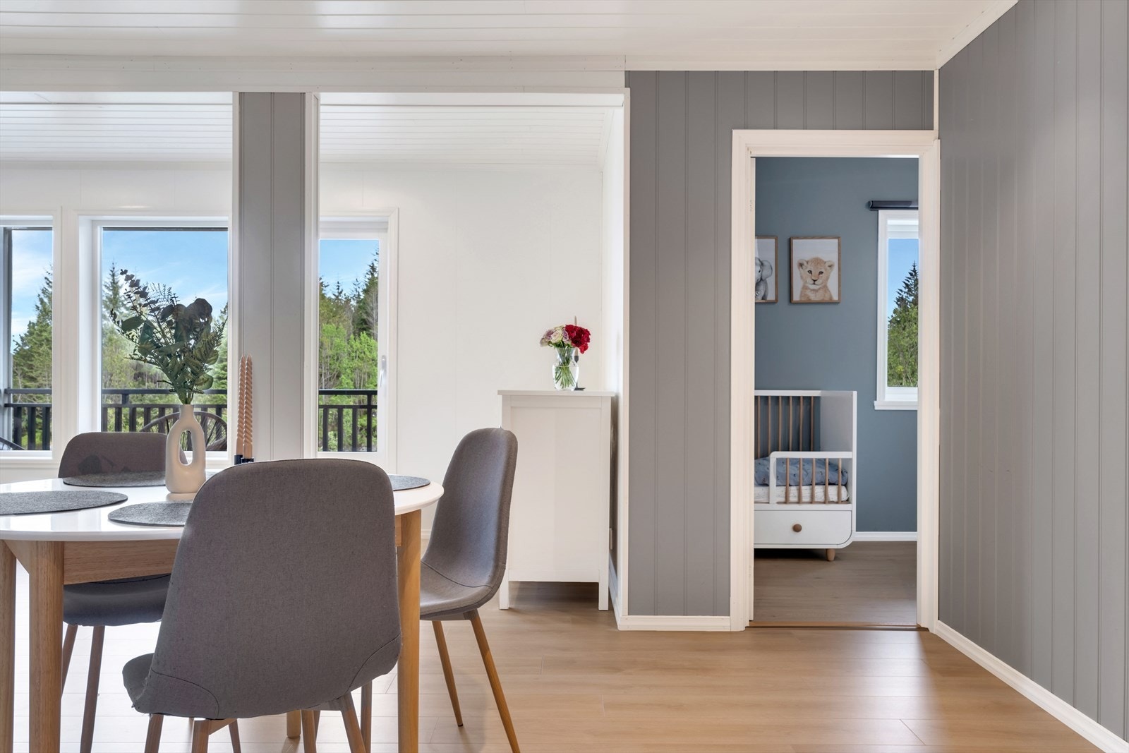 Videre i underetasjen finner man to soverom, ett bad og ett vaskerom Galleribilde