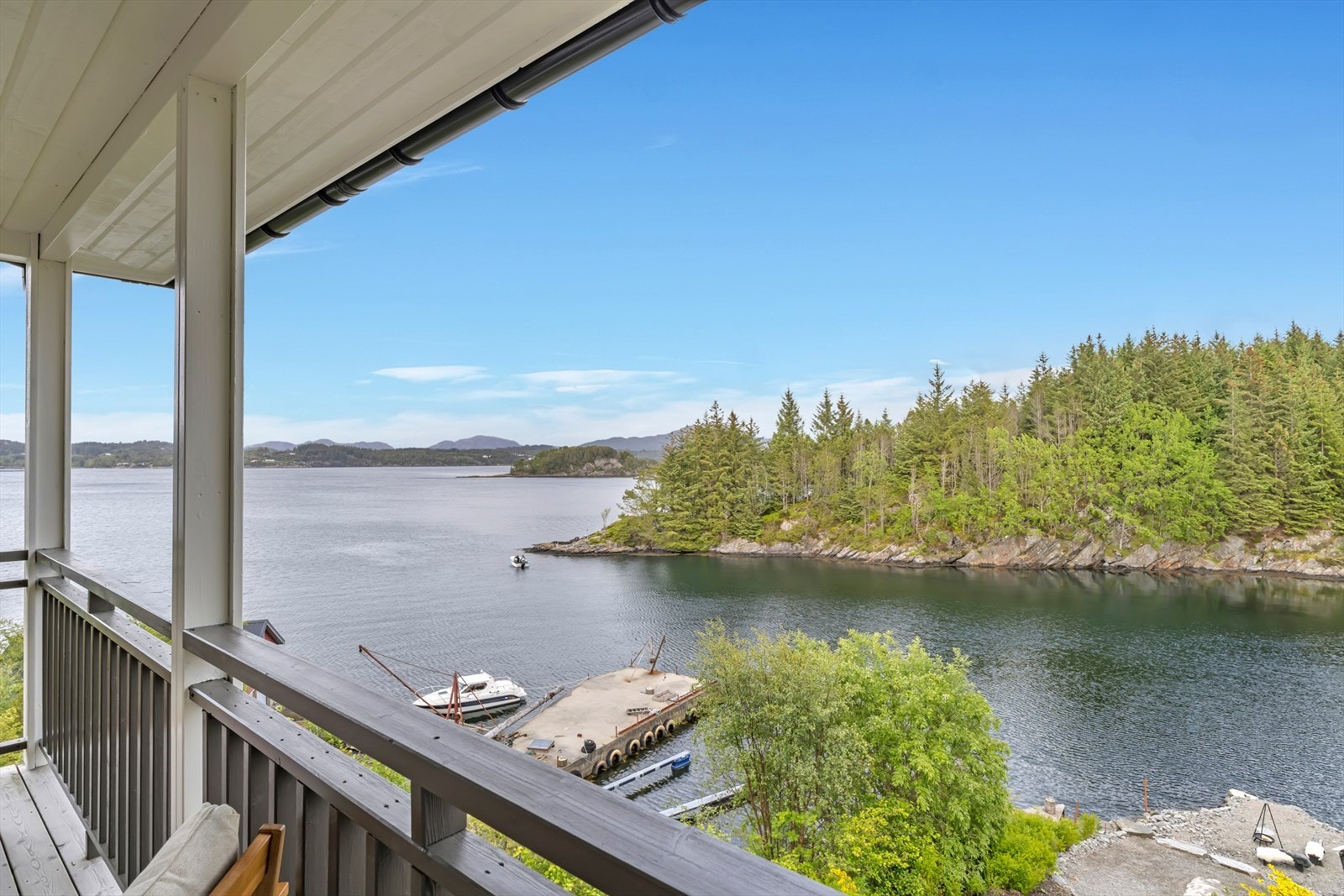 Flott utsikt fra terrassen mot sjøen Galleribilde