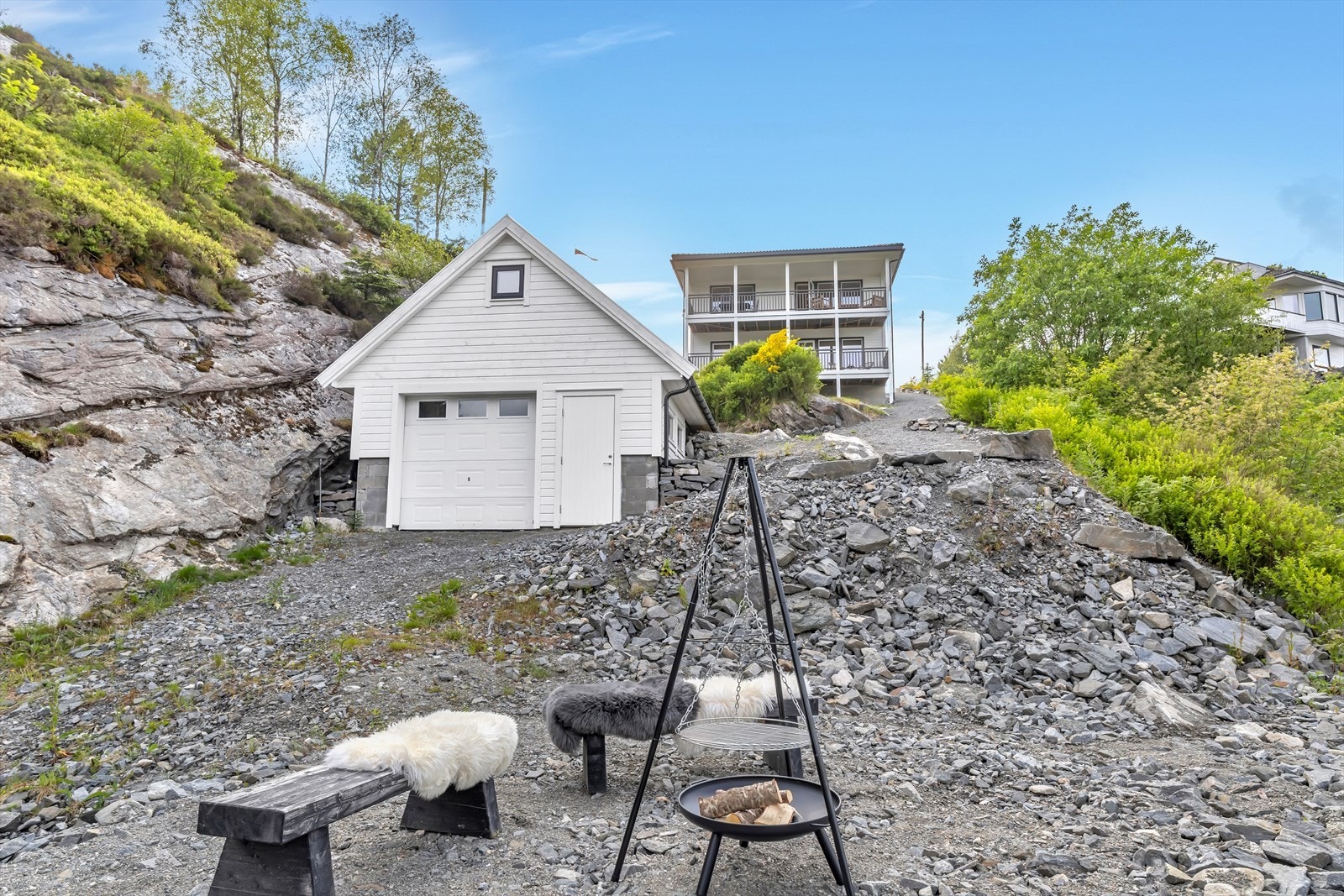 I tillegg er det oppført ett naust nedenfor boligen Galleribilde
