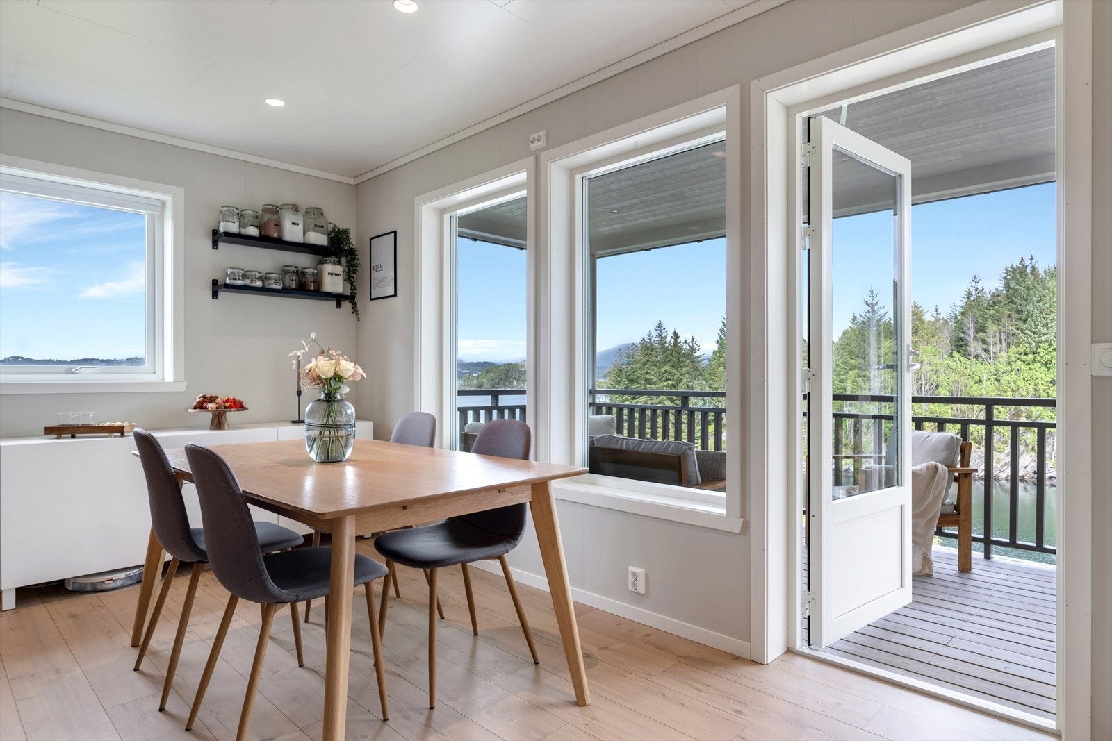 Aktiv Eiendomsmegling v/Morten Tøsdal har gleden av å presentere Søre Ådlandsvik 42! Galleribilde