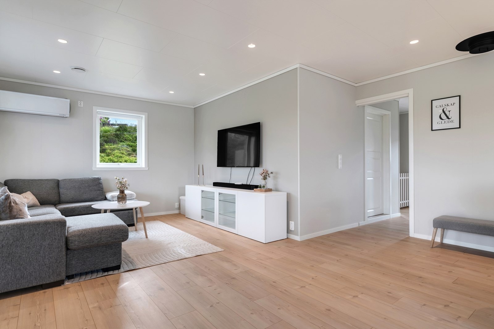 Det er benyttet en åpen kjøkken- mot stue løsning for ekstra romfølelse Galleribilde