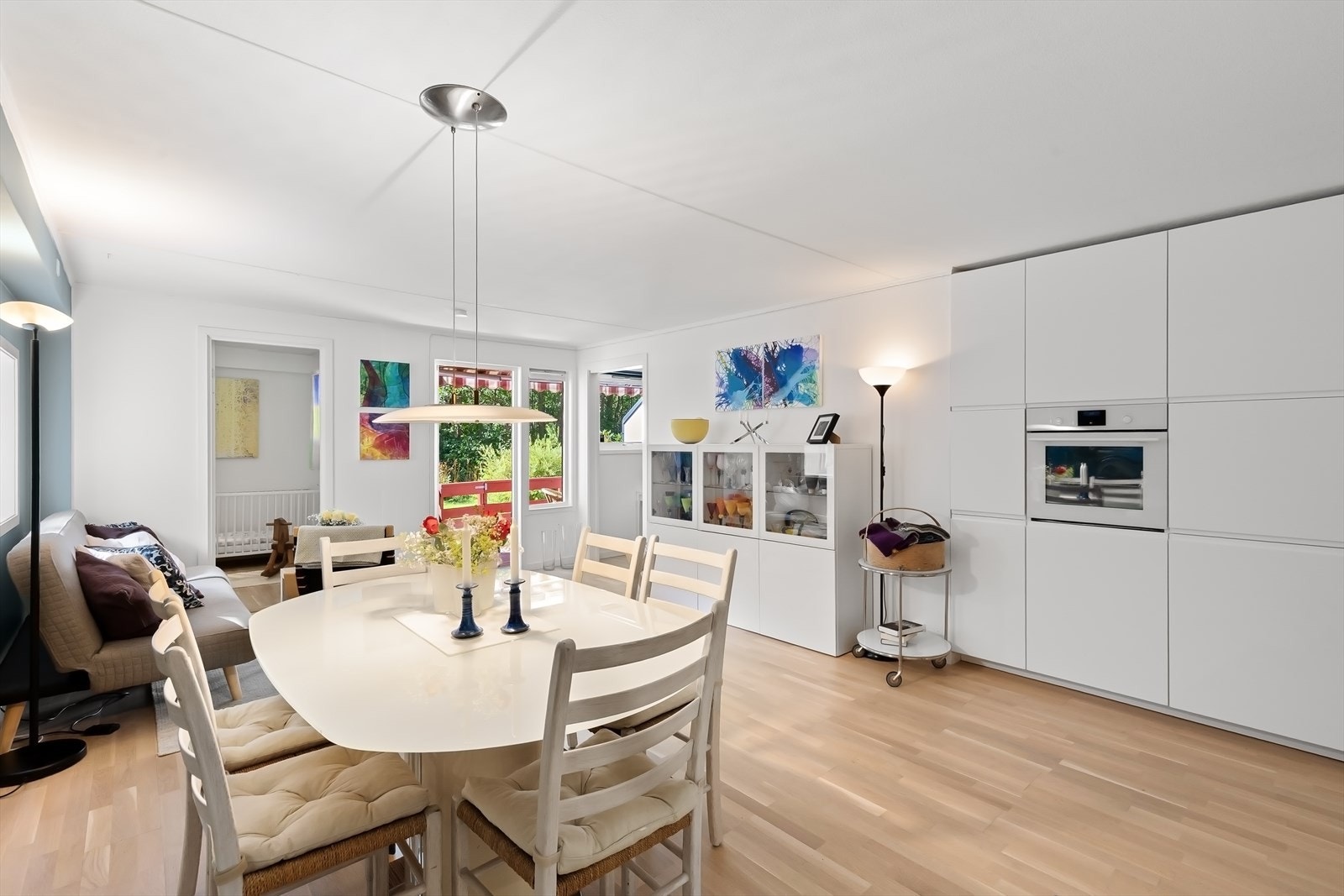 Nytt lekkert kjøkken med masse skapplass og integrerte maskiner Galleribilde