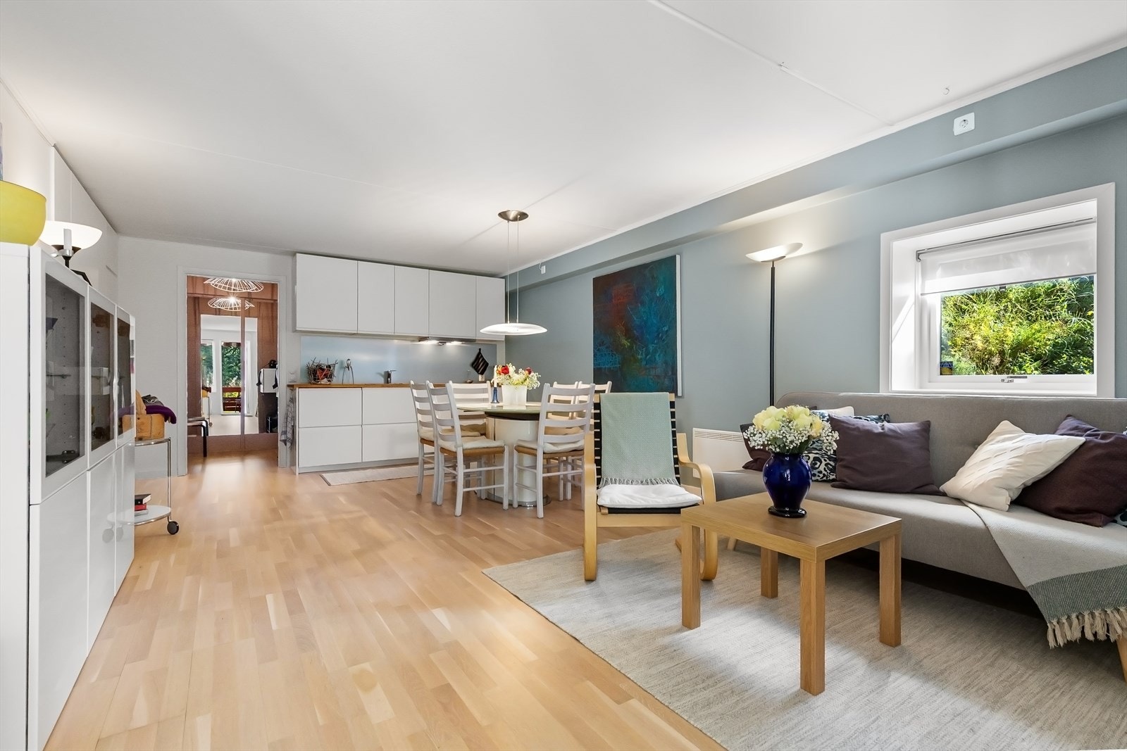 Fra stuen mot kjøkkenet m/ fin spiseplass Galleribilde