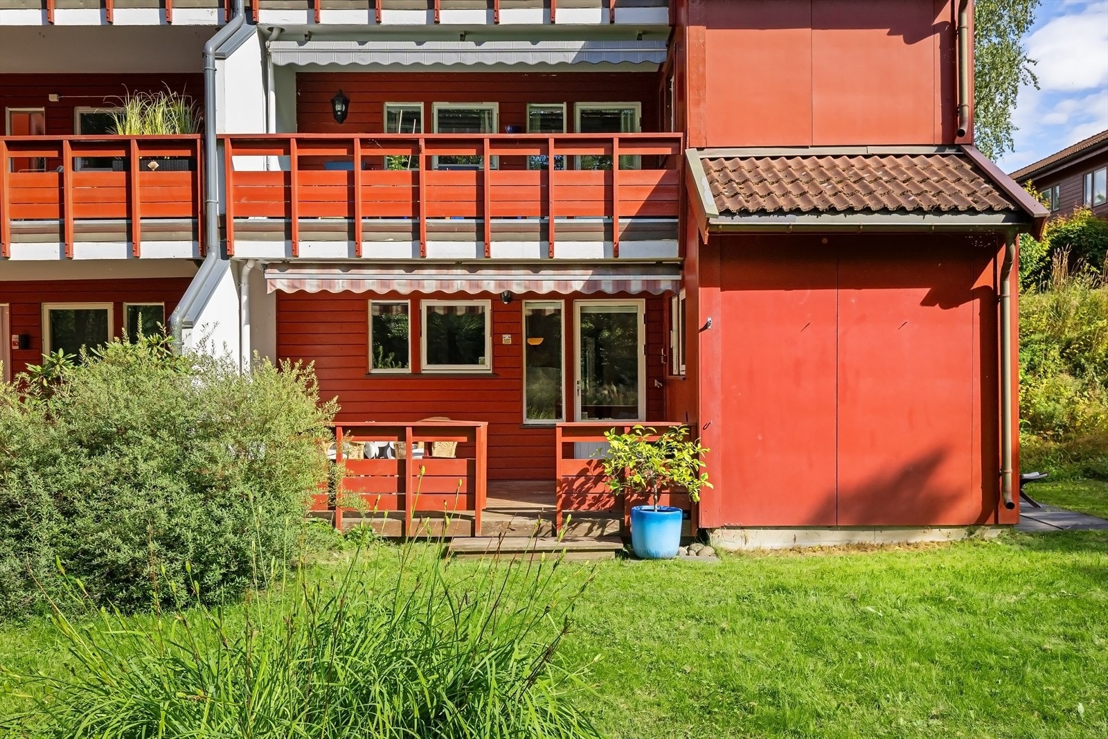 Herlig uteplass i grønne omgivelser Galleribilde