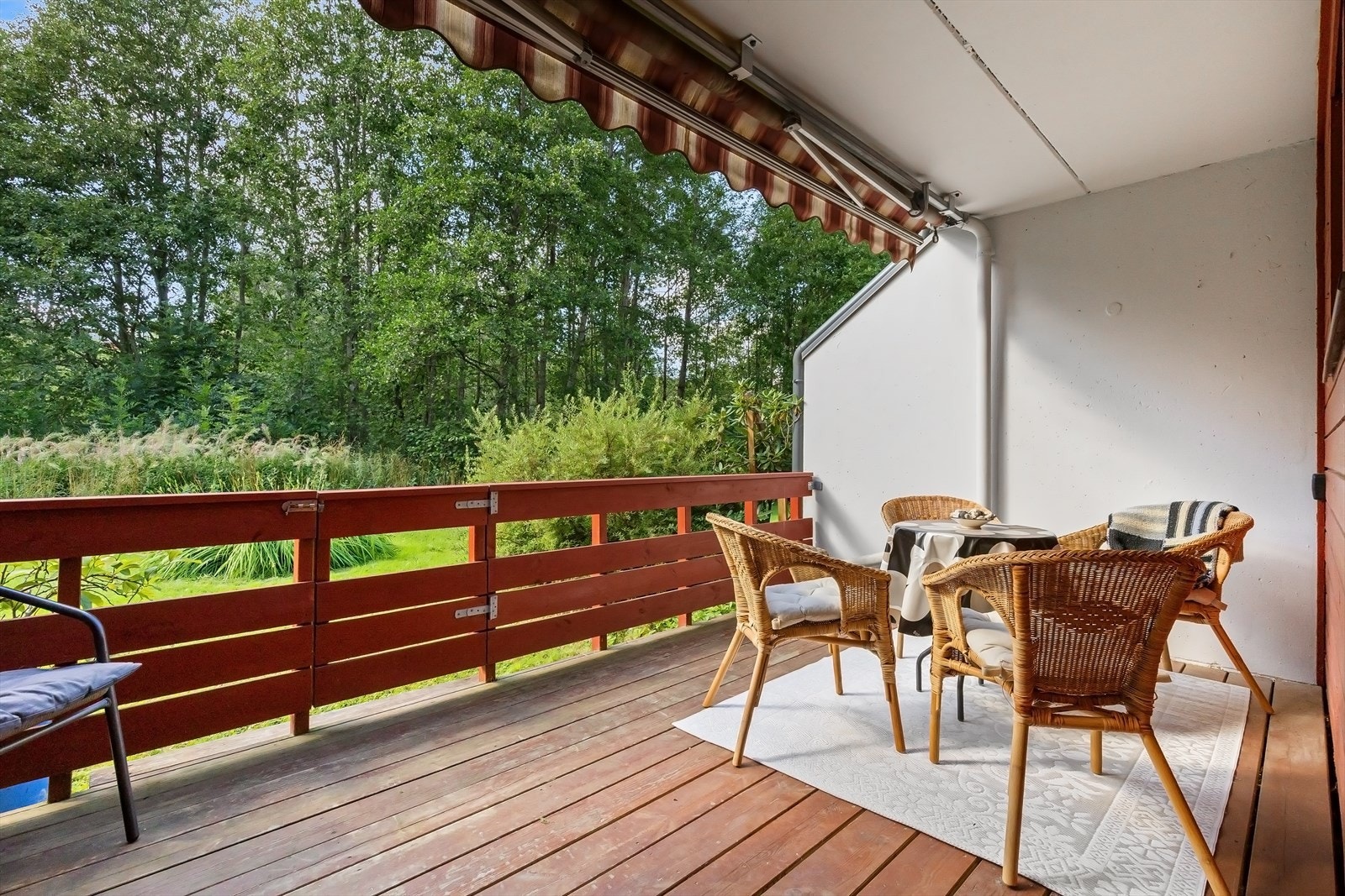 Skjermet og hyggelig terrasse i grønne omgivelser m/godt med sol Galleribilde