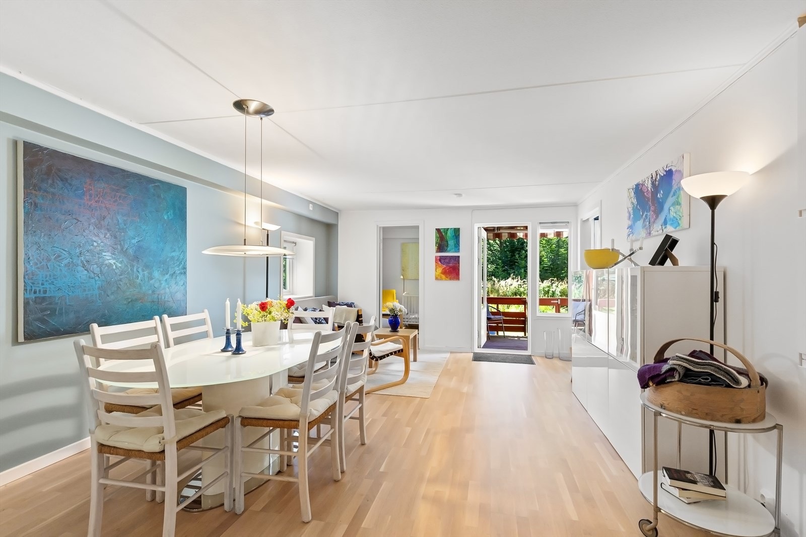 Fra kjøkkenet mot stuen og terrassen Galleribilde