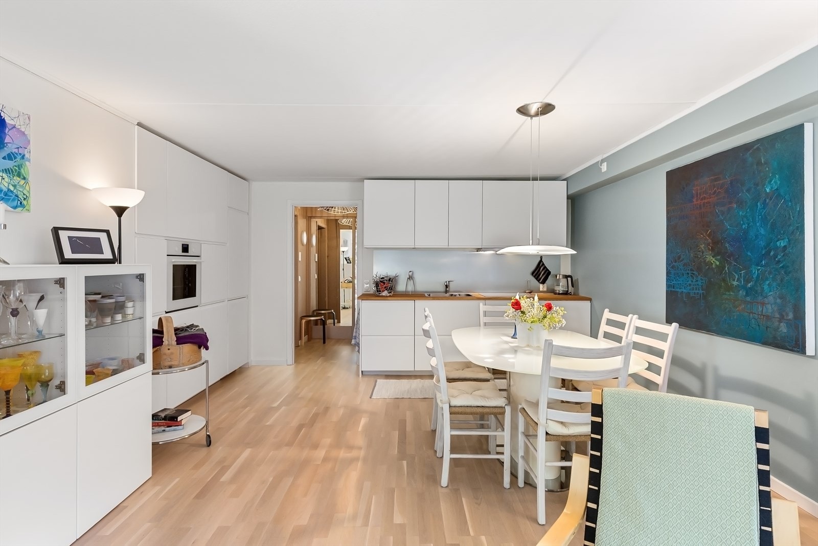 God plass til sosial sone med stort spisebord Galleribilde