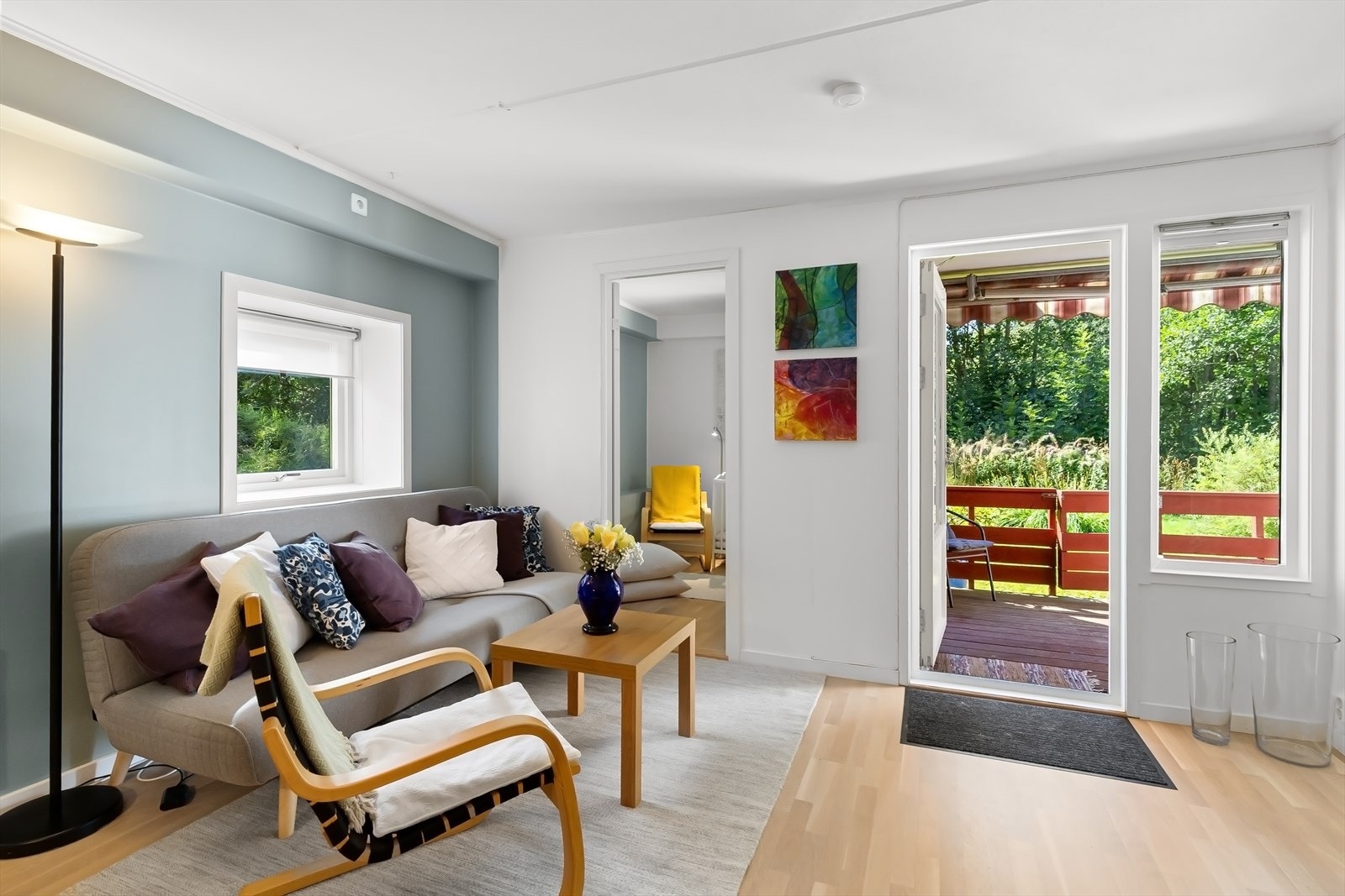 Hyggelig stue og utg. terrassen og haven Galleribilde