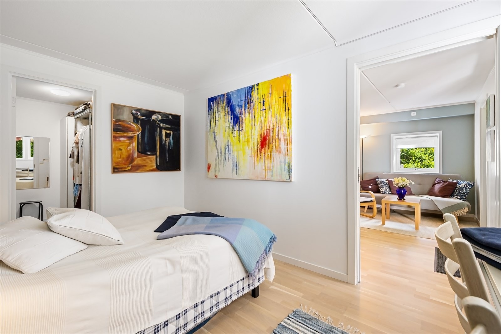 Hyggelig hovedsoverom m/ direkte adkomst walk in closet Galleribilde