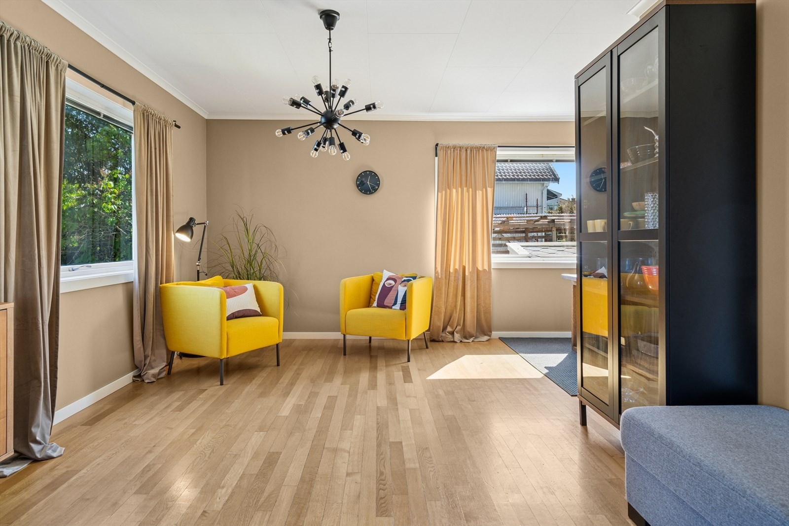 Store vindusflater gir rikelig med naturlig lys og en luftig romfølelse. Galleribilde