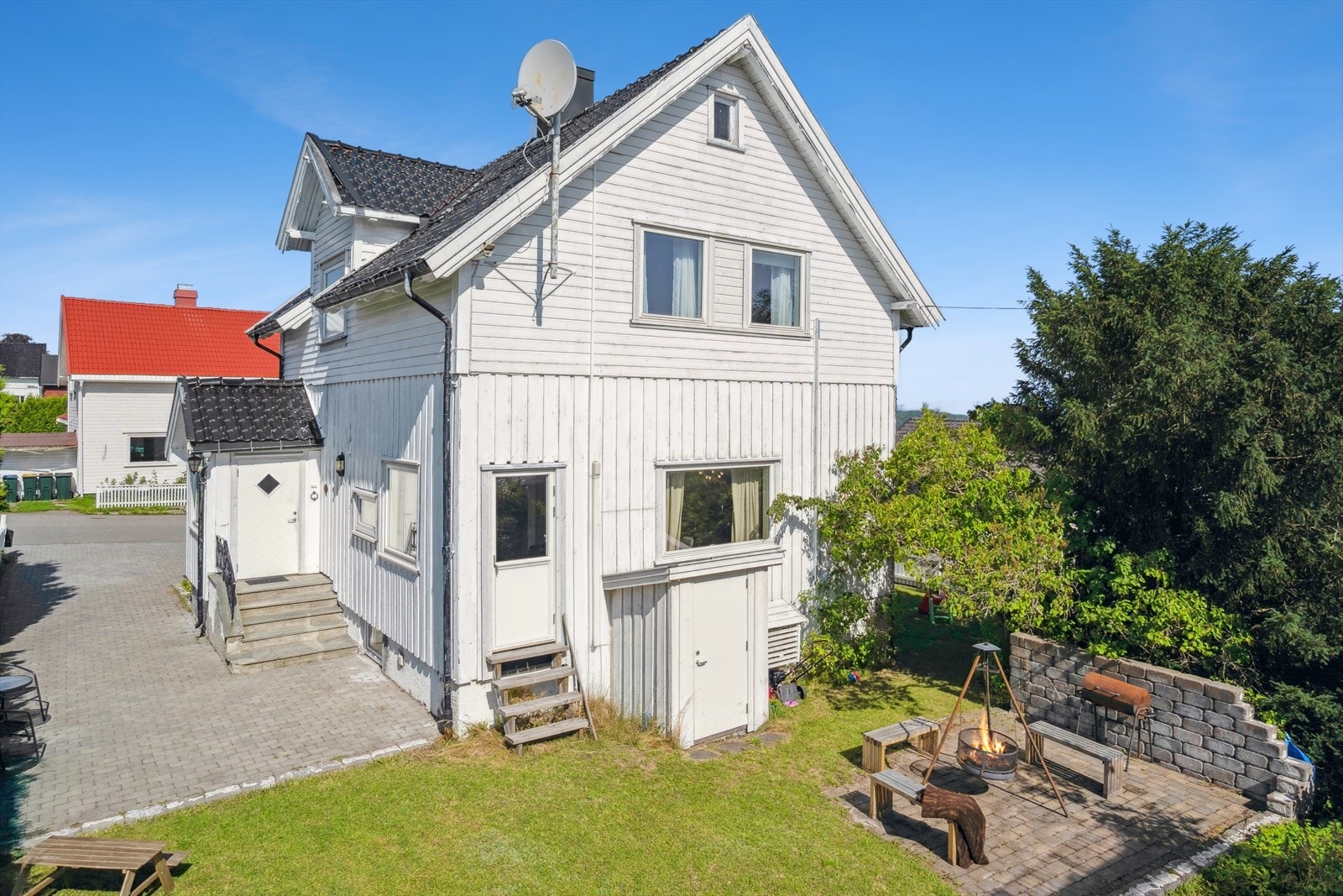 Steinsatt gårdsplass med mulighet for parkering av flere biler. Galleribilde