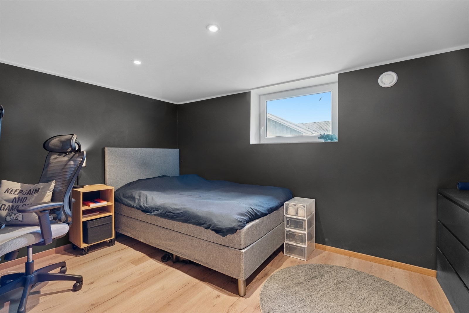 Stort soverom i kjeller med rømningsvindu (rommet er ikke godkjent for varig opphold). Galleribilde