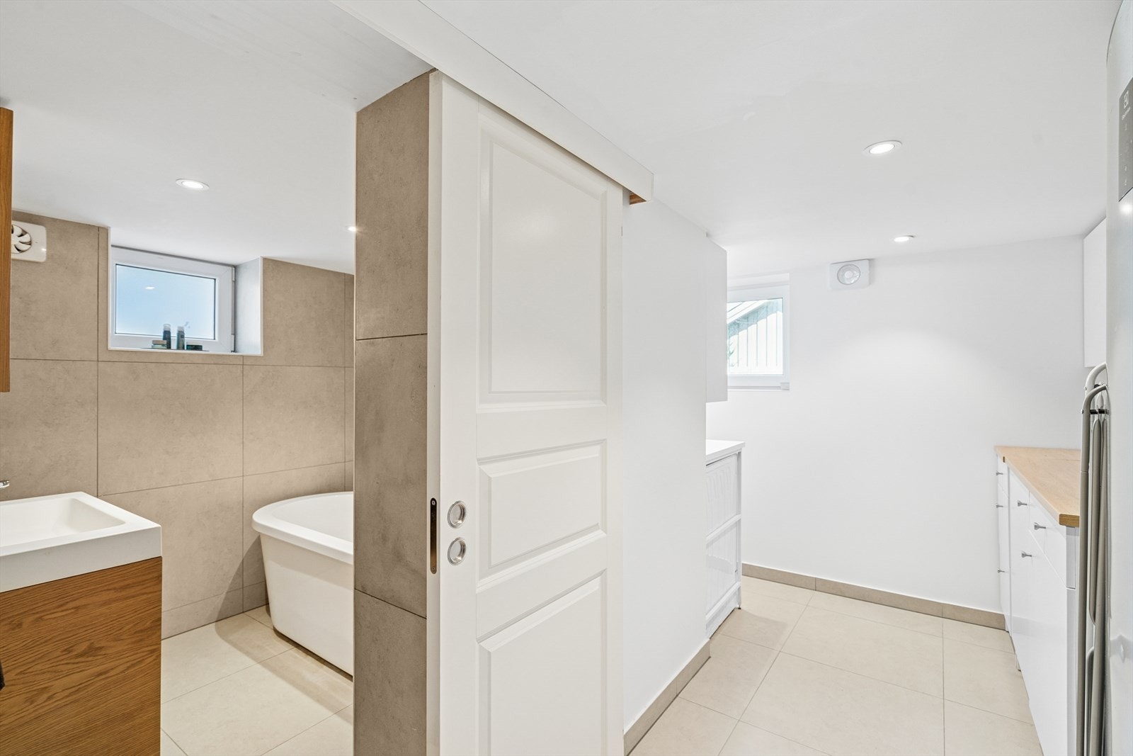 Fra vaskerommet er det adkomst til badet. Galleribilde