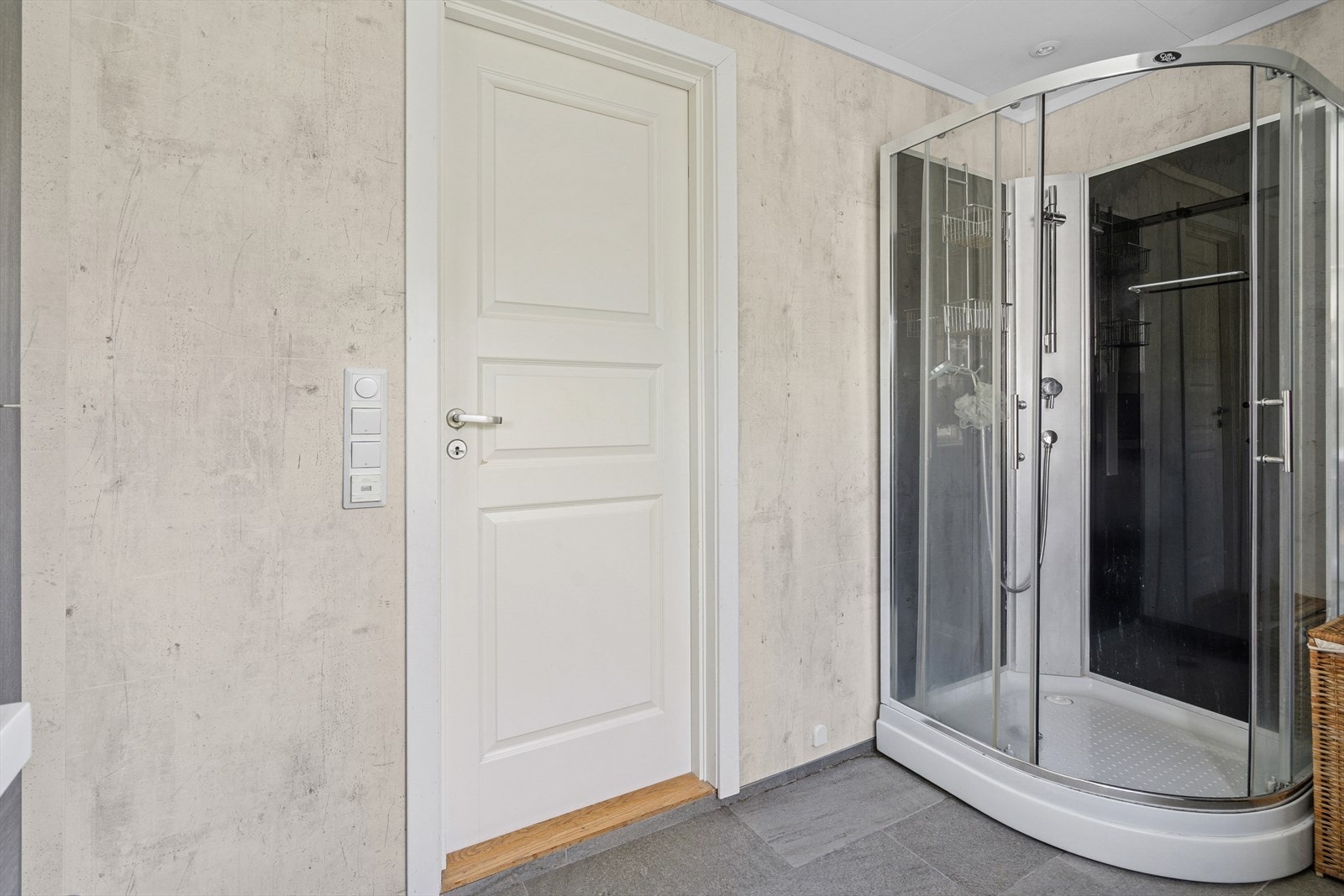 Badet er utstyrt med gulvstående toalett og et dusjkabinett. Galleribilde