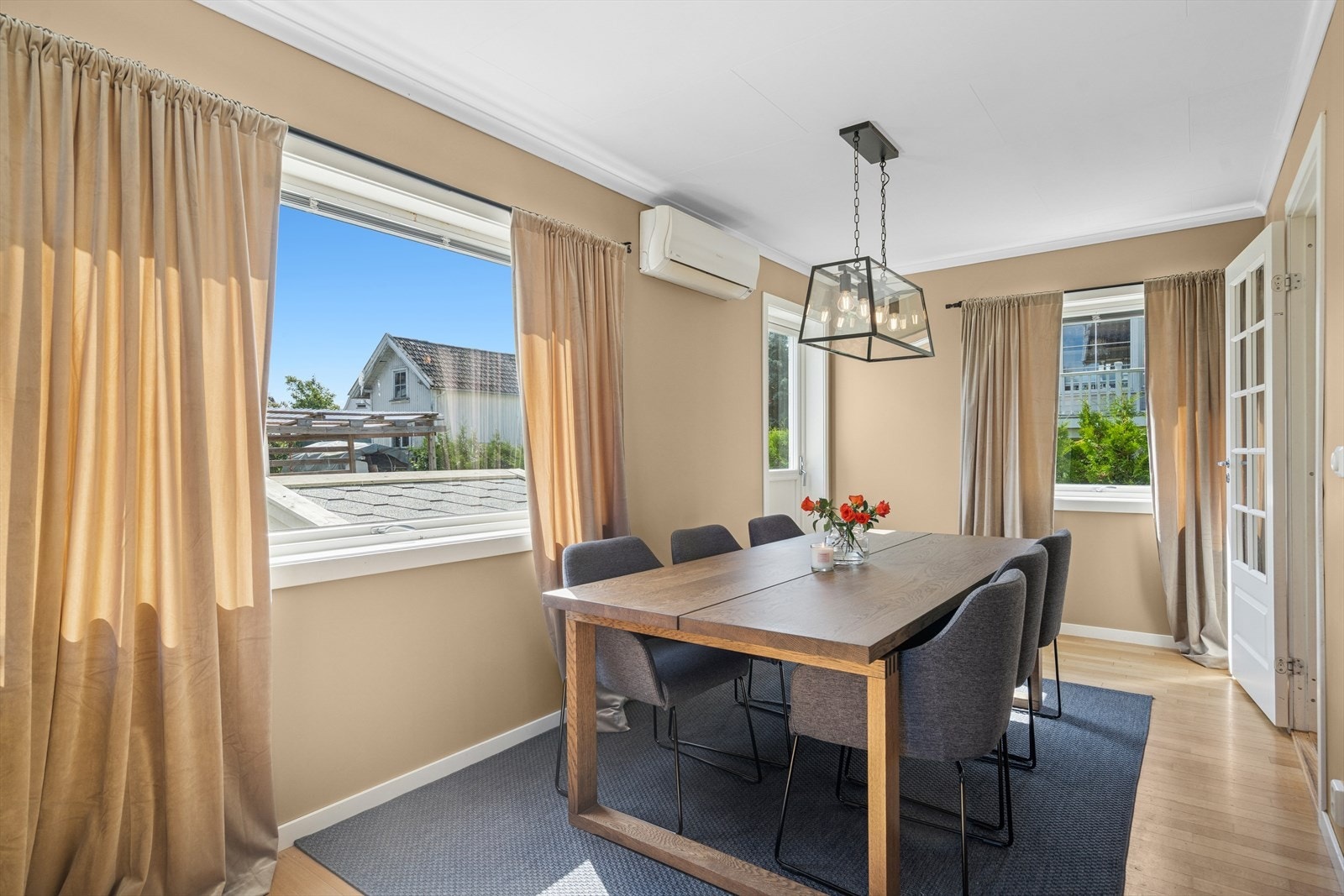 Fra spisestua er det utgang til hagen mot sydvest. Galleribilde