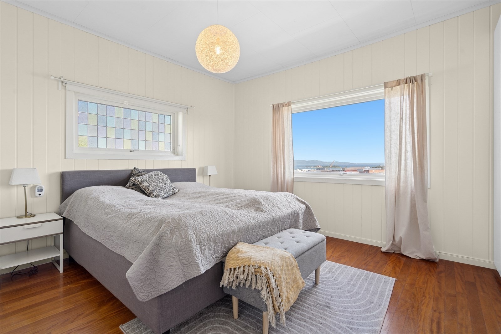 Hovedsoverommet har en generøs størrelse og kan enkelt møblers med med mer enn bare seng og nattbord. Galleribilde