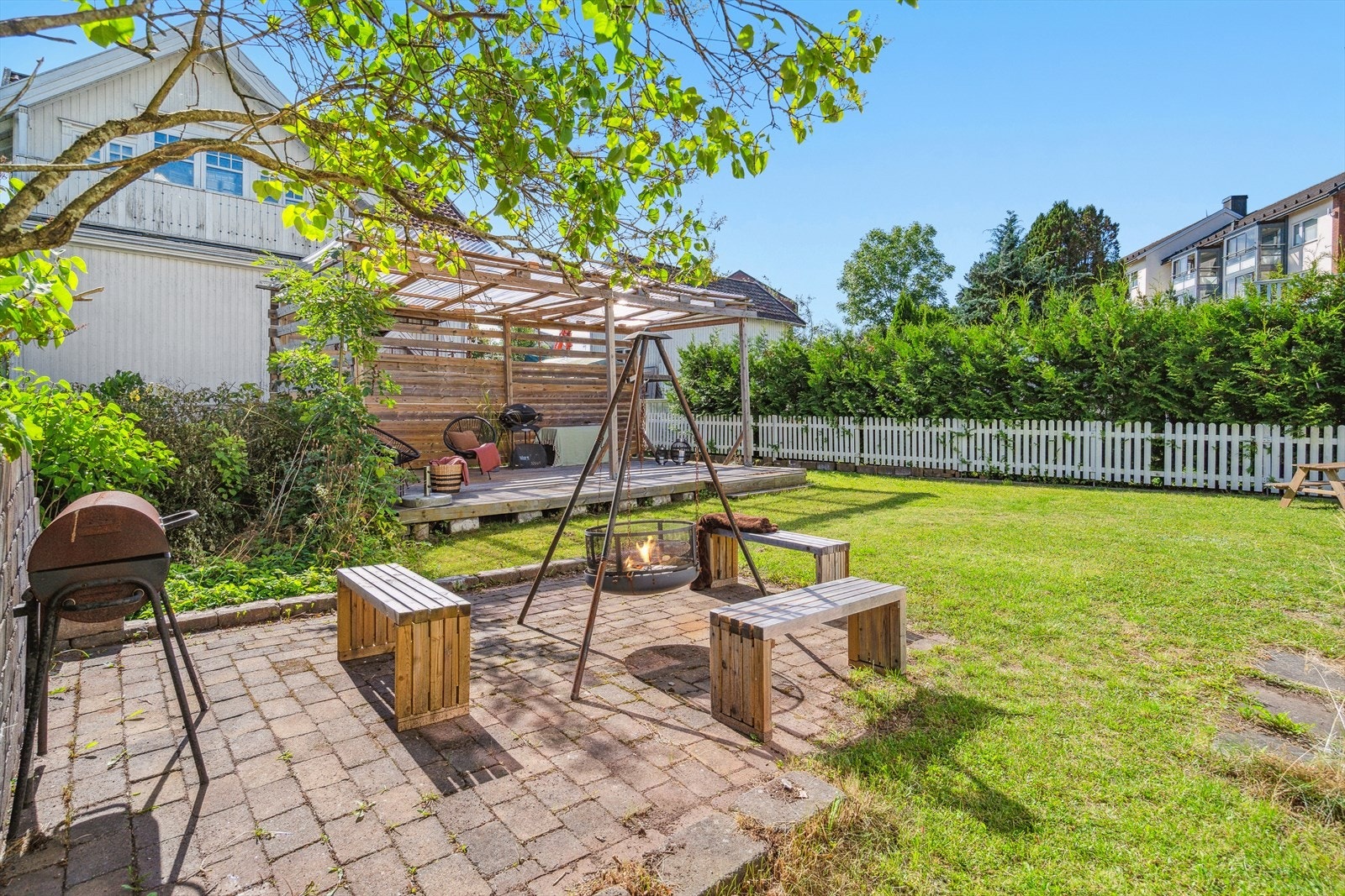 Boligen har en romslig og lun tomt med solrike uteplasser. Galleribilde