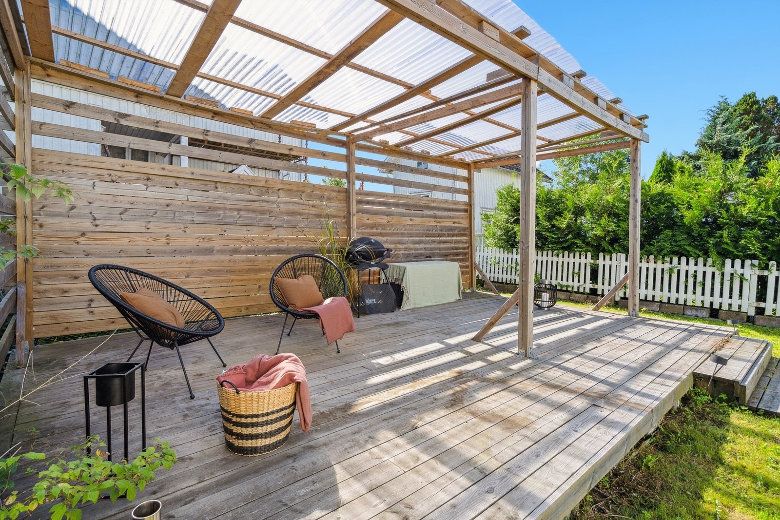 Her er det anlagt platting og pergola som kan møbleres med flere sittegrupper. Galleribilde