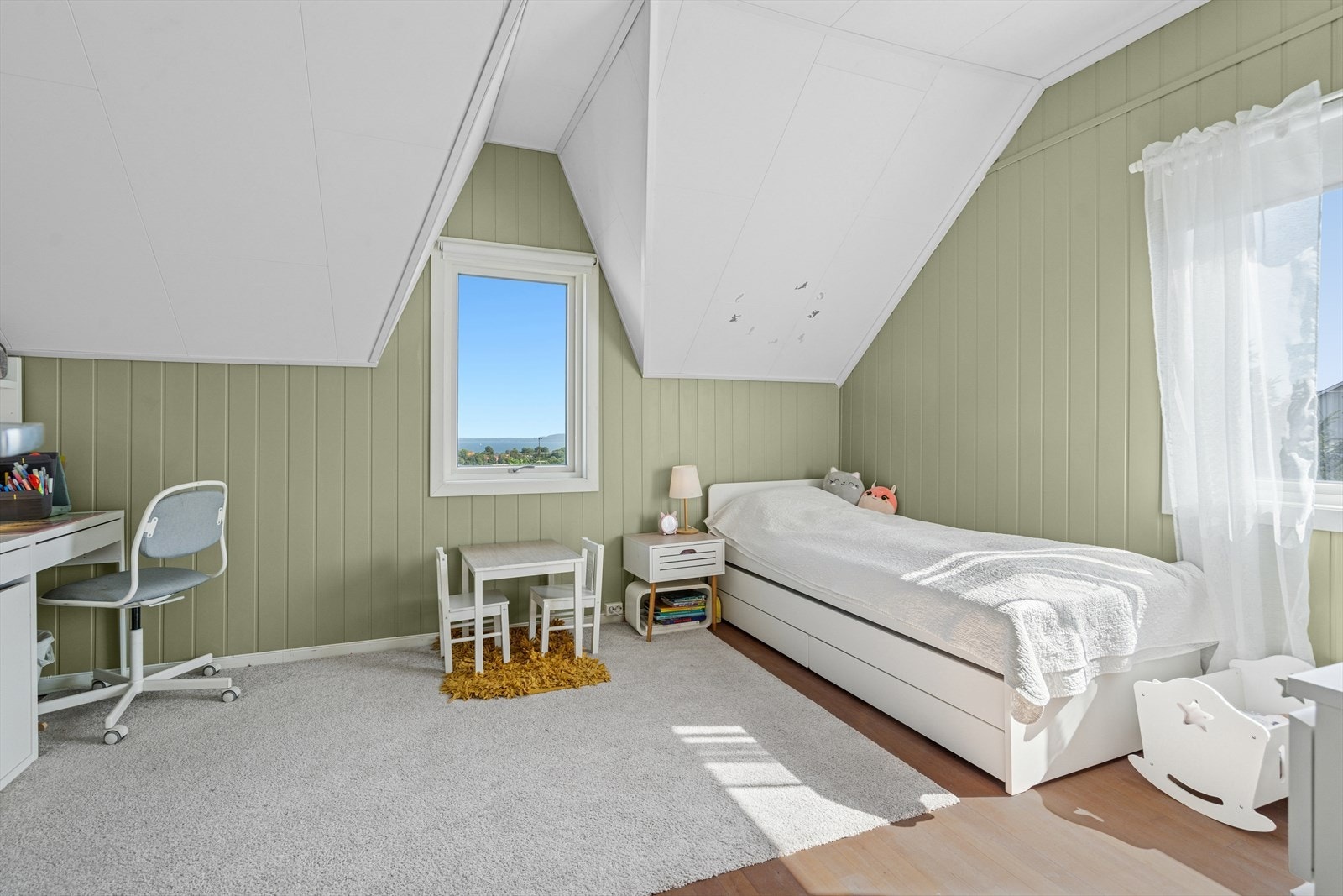 Soverom nr 2 har også en sjeldent god størrelse og sjarmerende takvinkler. Galleribilde