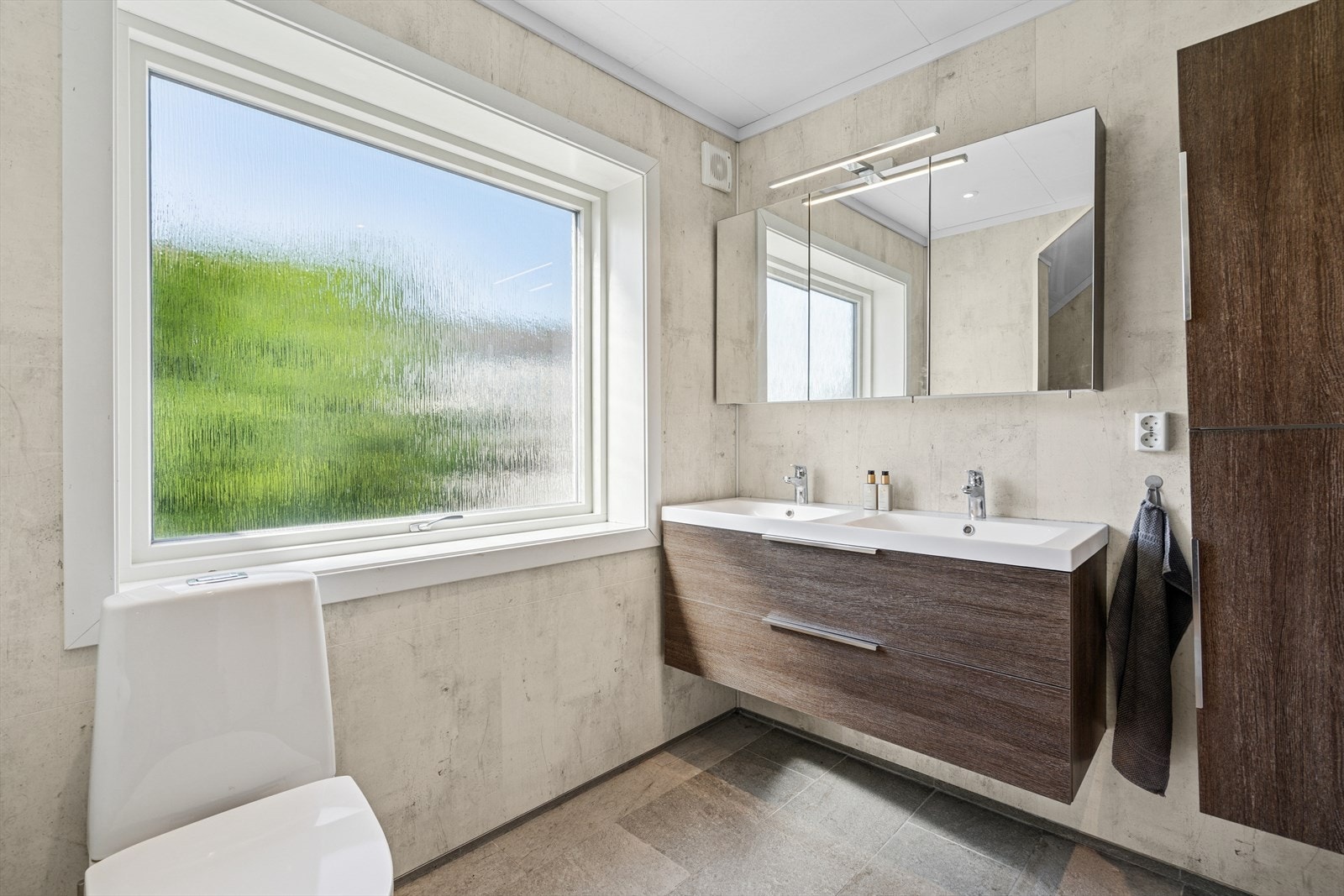 Romslig og pent bad som ble oppgradert i 2018. Galleribilde