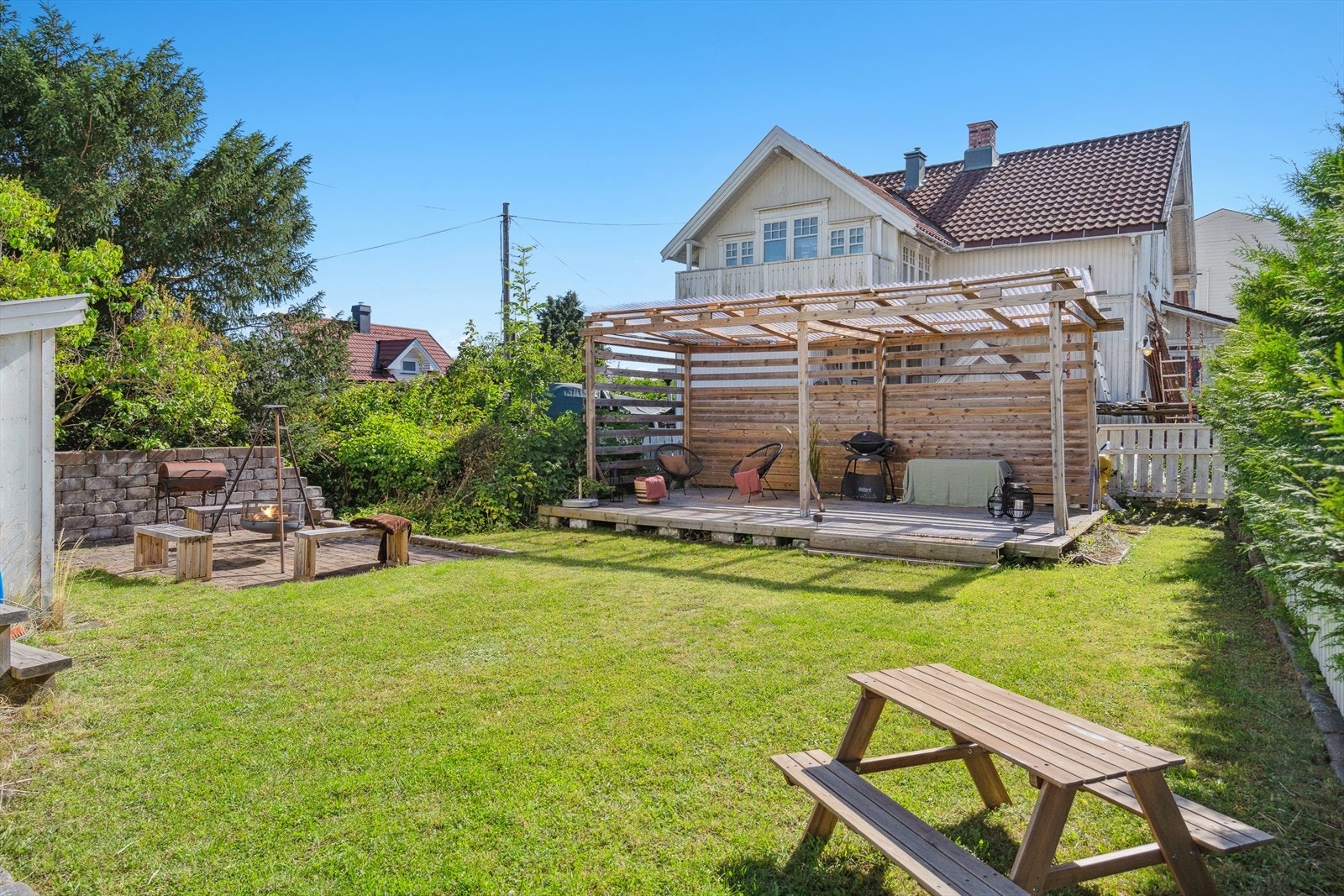 Her ses hagen mot sydvest som byr på sol fra tidlig formiddag til kveld på sommerstid. Galleribilde