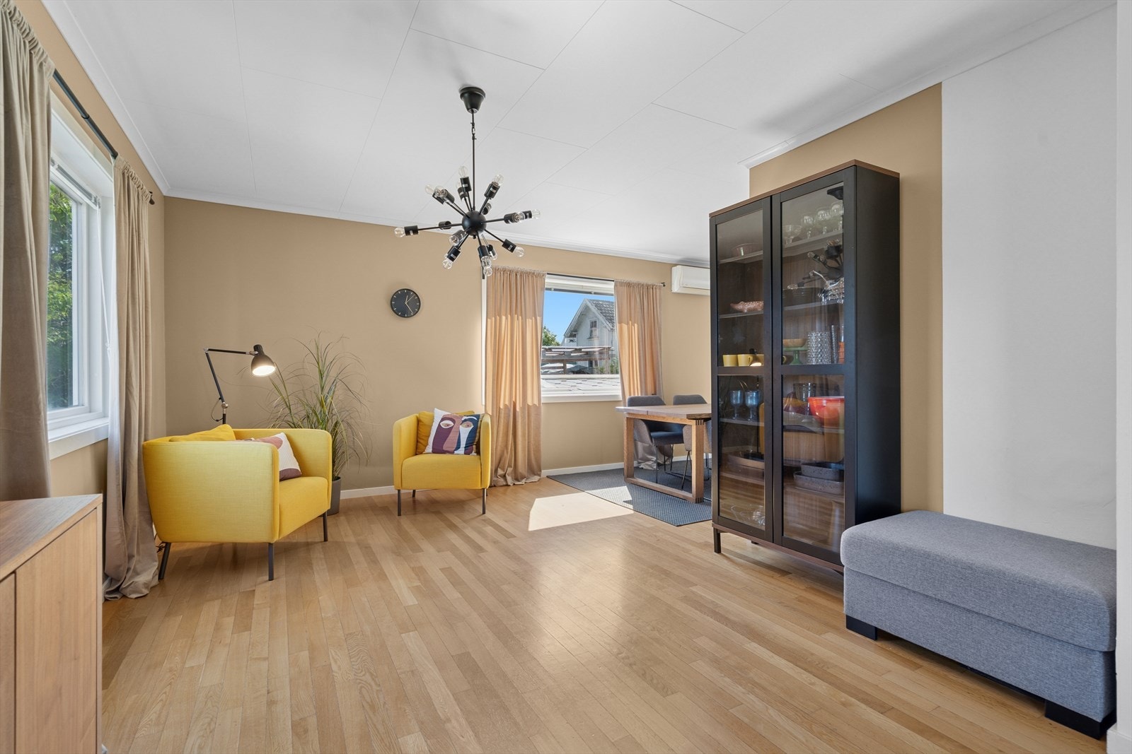 Stua er utstyrt med varmepumpe og pipeløp med mulighet for montering av ildsted. Galleribilde