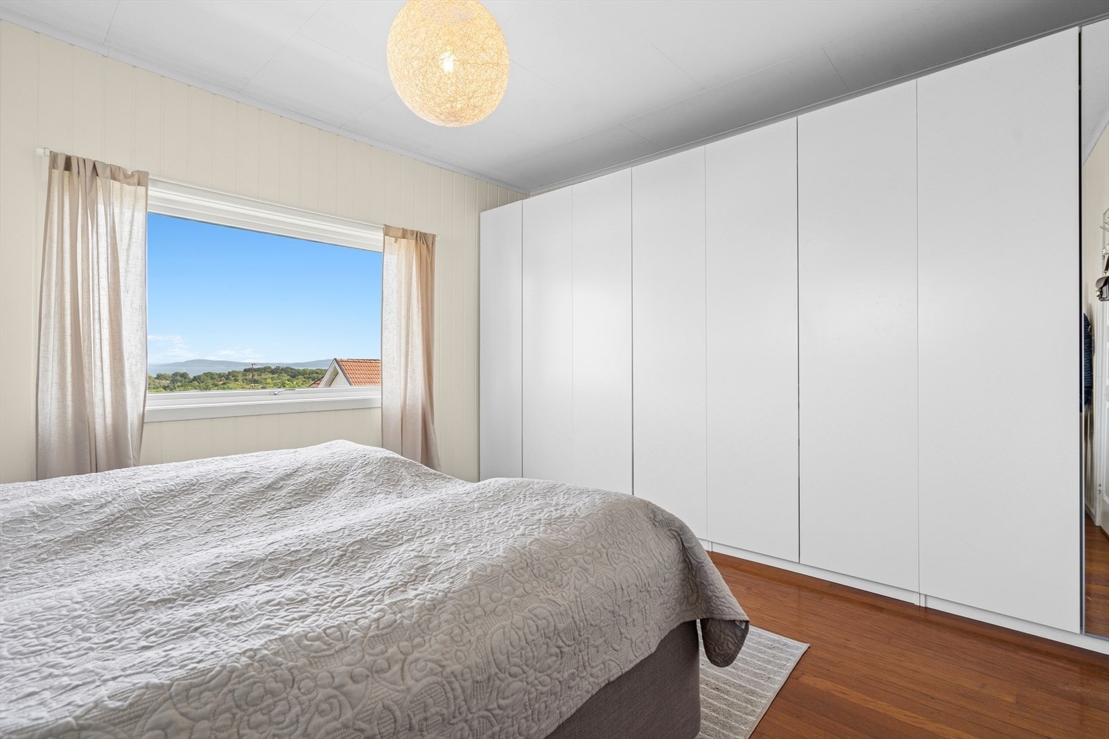 Her er det en innholdsrik garderobeløsning og flott utsikt fra vinduet. Galleribilde