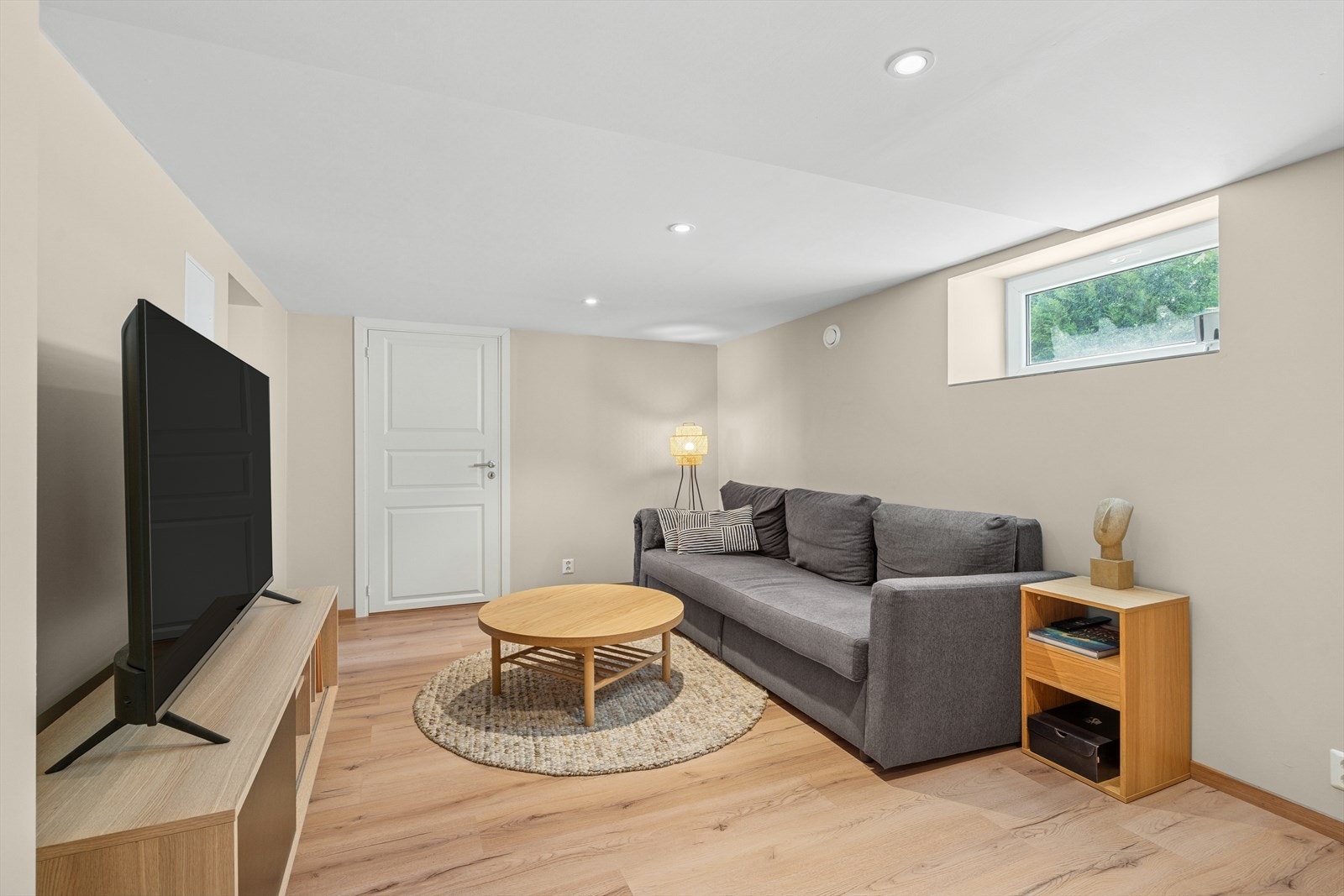 Fra kjellerstua er det egen utgang til hagen mot sydvest. Galleribilde