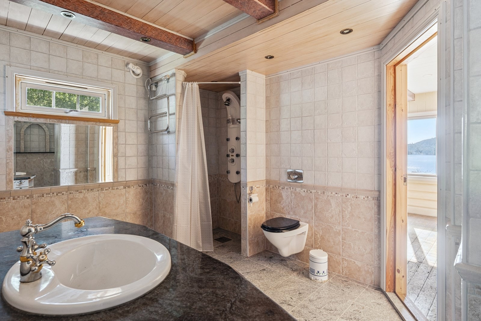 Bad 1. etasje Galleribilde