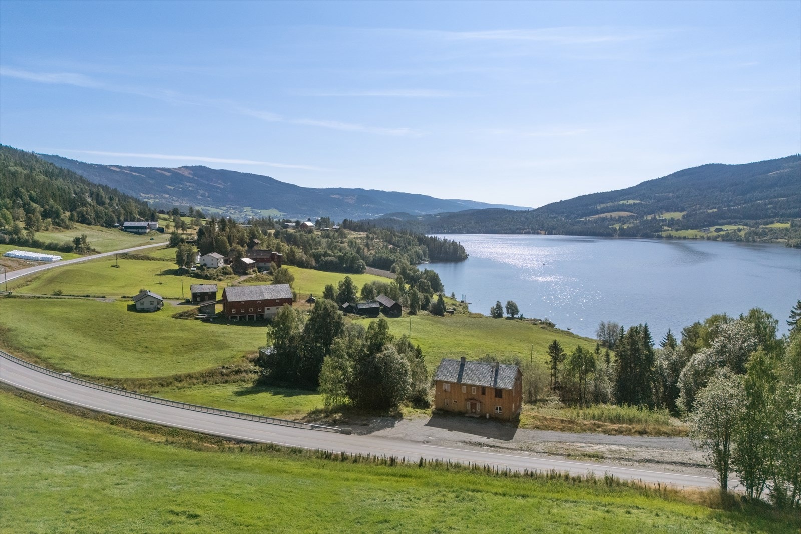 Eiendommen "Granheim" ligger lett tilgjengelig nær E16, rett øst for Moaberg/Hamaran i Lomen. Her er det flott utsikt til Slidrefjorden og Vestsida, og sommersol fra tidlig morgen til ca. kl. 19. Galleribilde