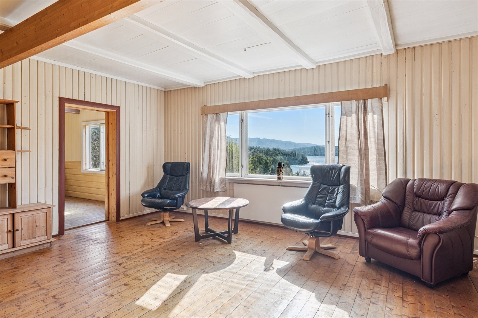 Begge enhetene har en gjennomgående eldre standard og betydelige oppgraderingsbehov, men rommene er åpne og lyse, flere med nydelig utsikt til fjorden. Stue 1. etasje Galleribilde