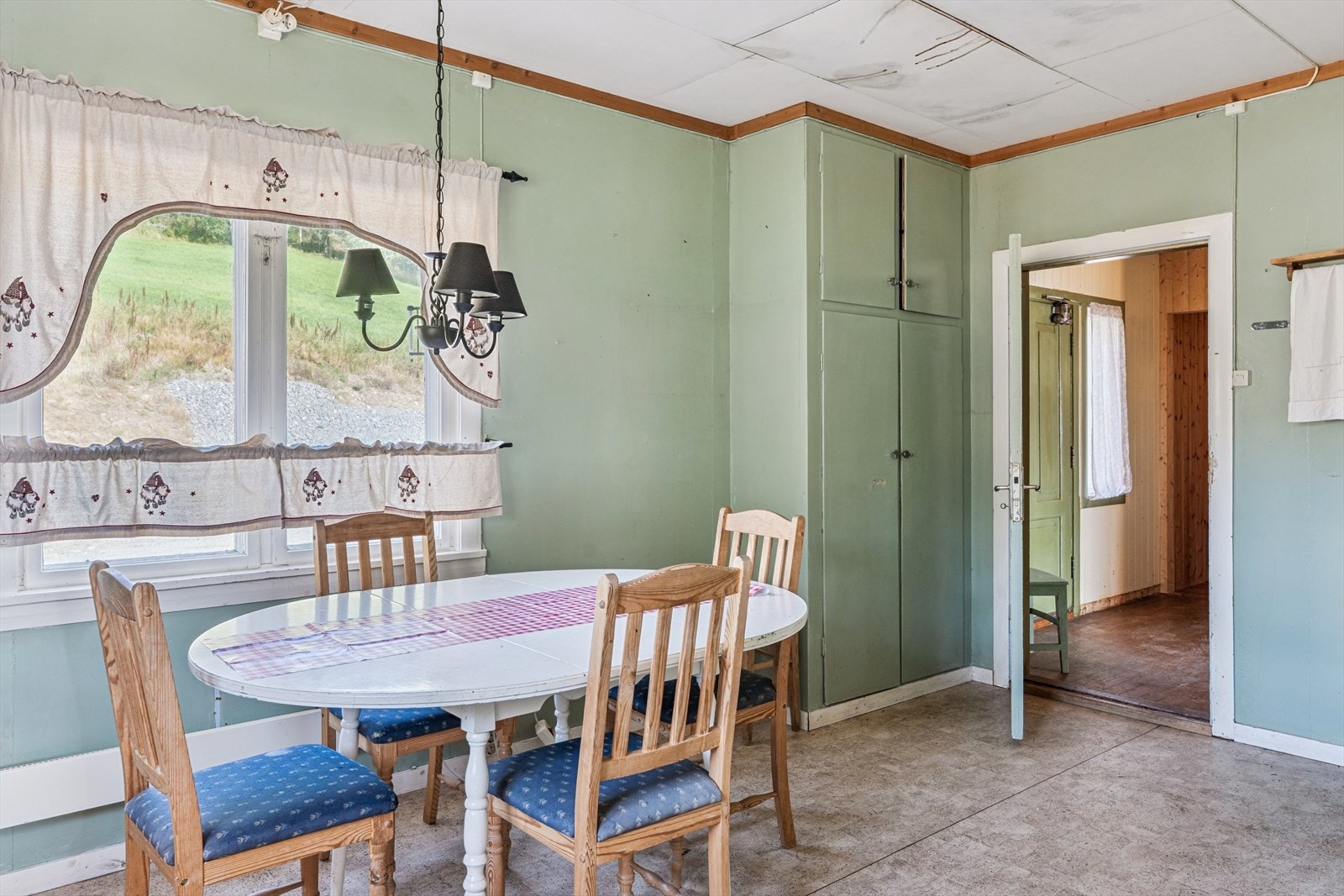 Boligen er opprinnelig oppført rundt 1850 og inneholder kjeller, to fulle etasjer og loftsetasje, med totalt bruksareal på ca. 311 m². Kjøkken 1. etasje Galleribilde