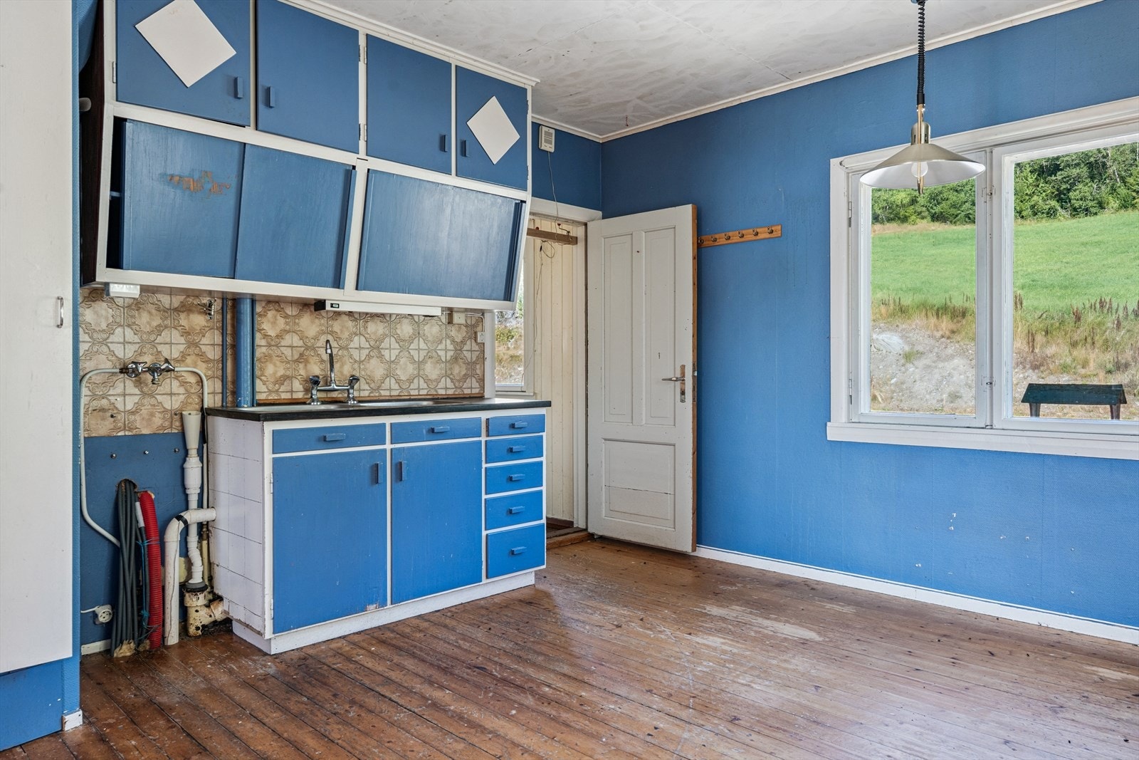 Grunnet husets alder og etterslep på vedlikehold, må det påregnes betydelige oppgraderinger og vedlikehold. Kjøkken 2. etasje Galleribilde