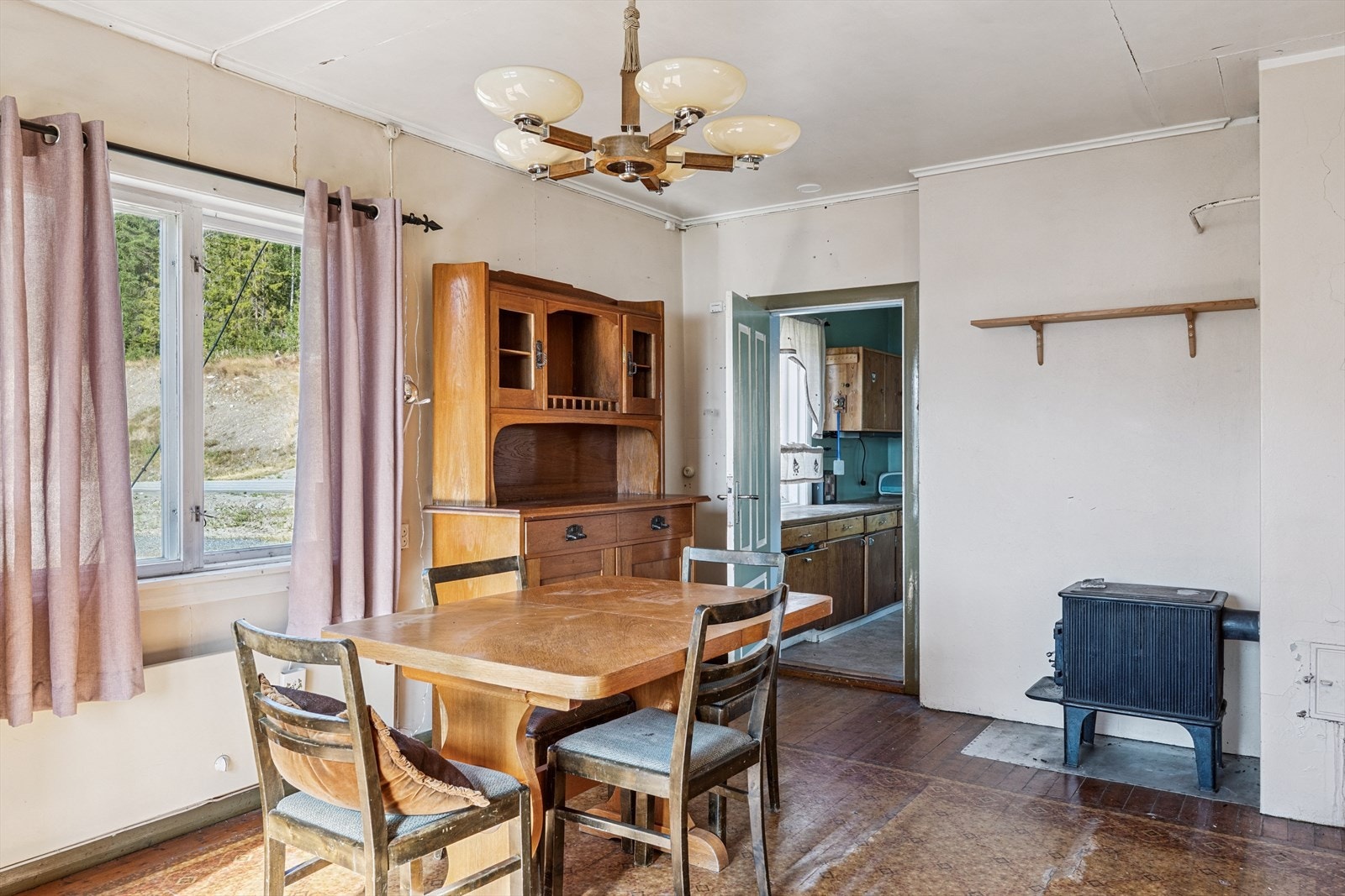 De to horisontaldelte leilighetene innholder hver kjøkken, stuer, bad og soverom. Spisestue 1. etasje Galleribilde