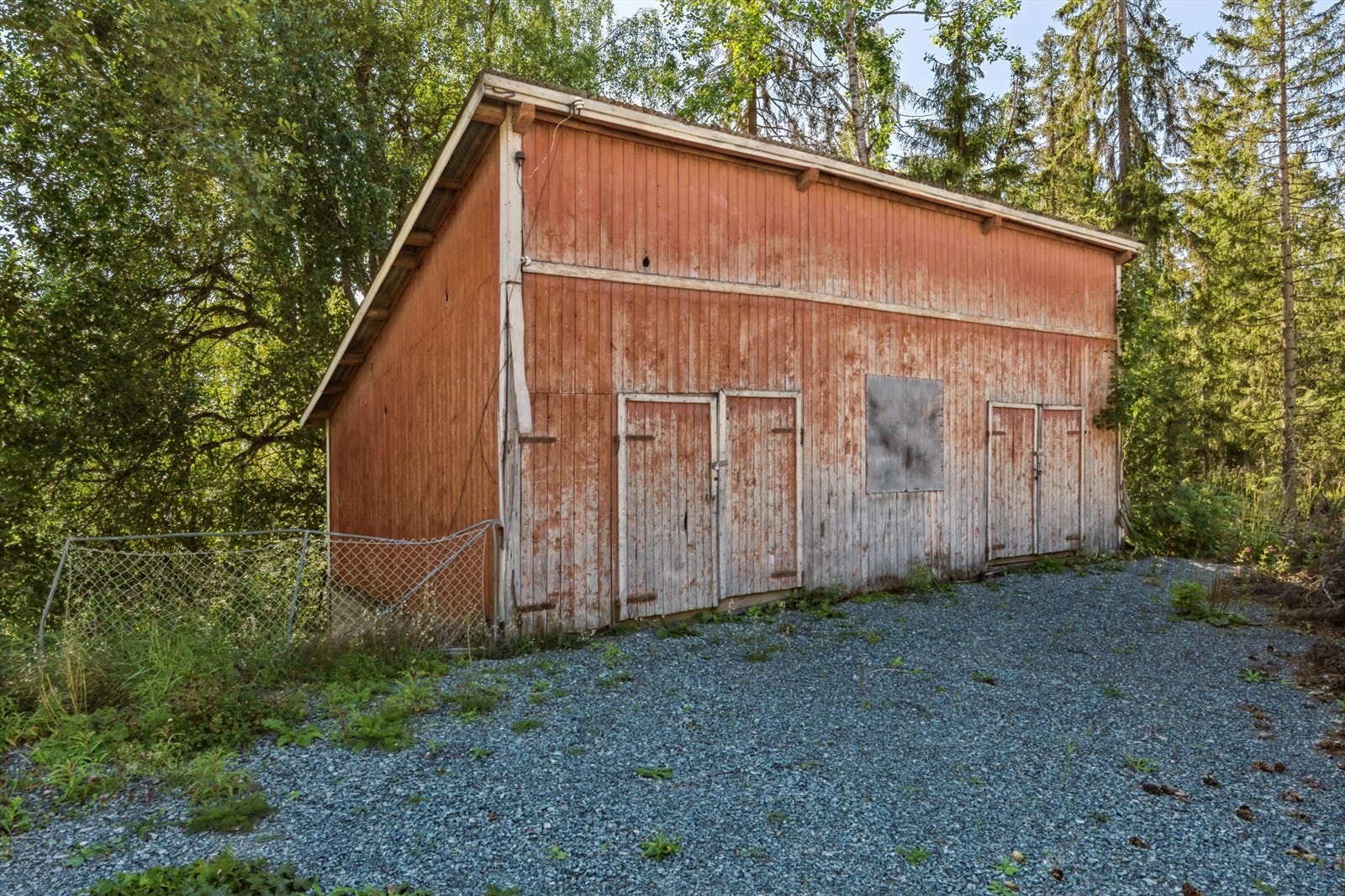 På tomta er det en større garasje fra omkring 1900. Denne er i dårlig stand og kan evt benyttes som lager. Galleribilde