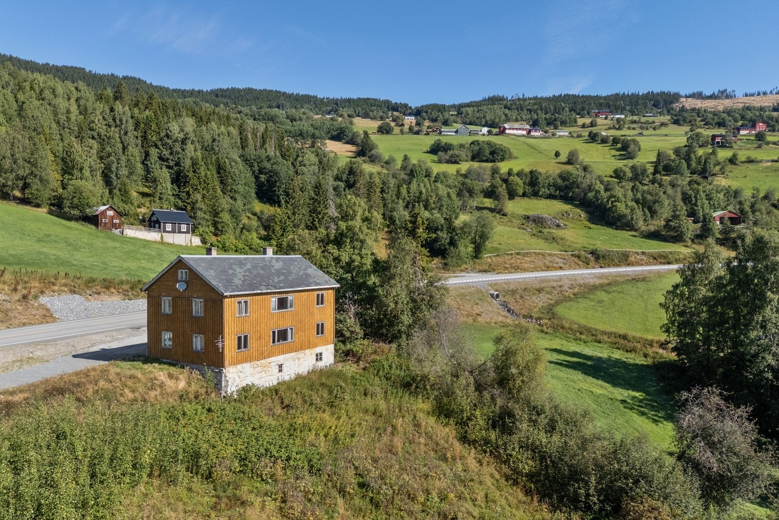 Boligen, som er en eldre, horisontaldelt tomannsbolig, har ca. 3,4 daa tomt fordelt på to teiger. Galleribilde