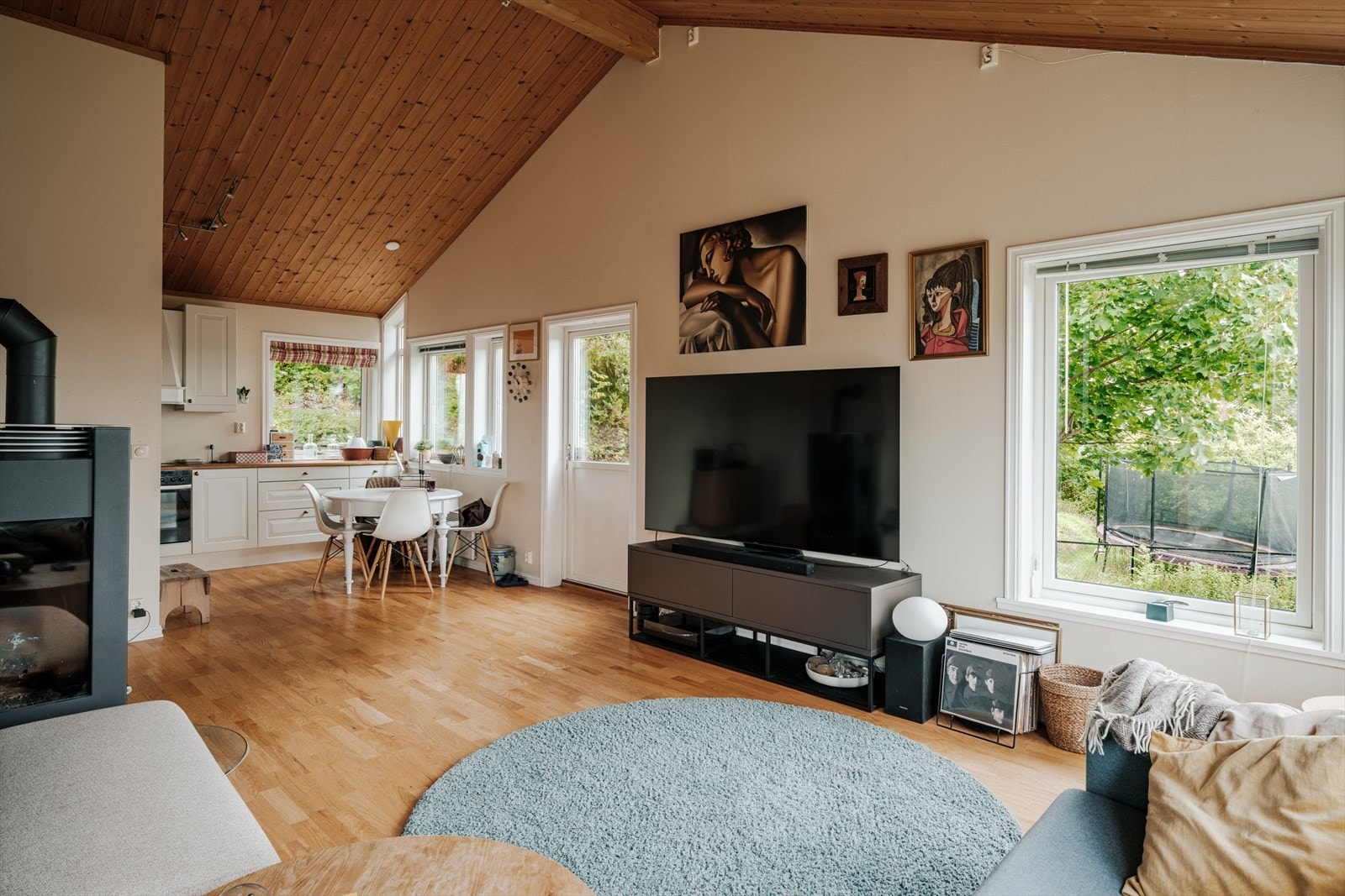 Åpen løsning til stue og spisestue. Galleribilde